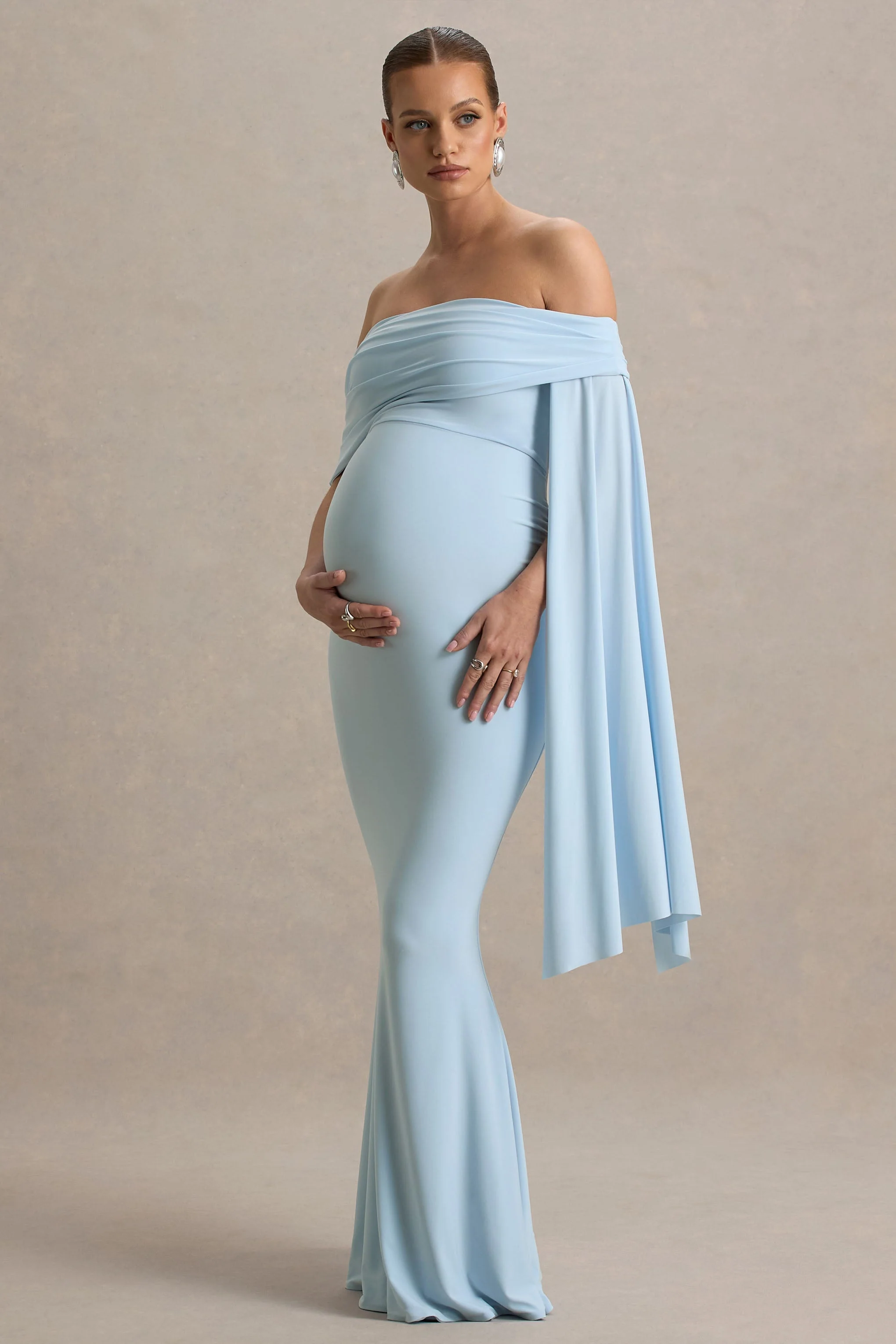 Aquila | Puderblaues Bardot-Umstands-Maxikleid mit Drapierärmeln - Image 4