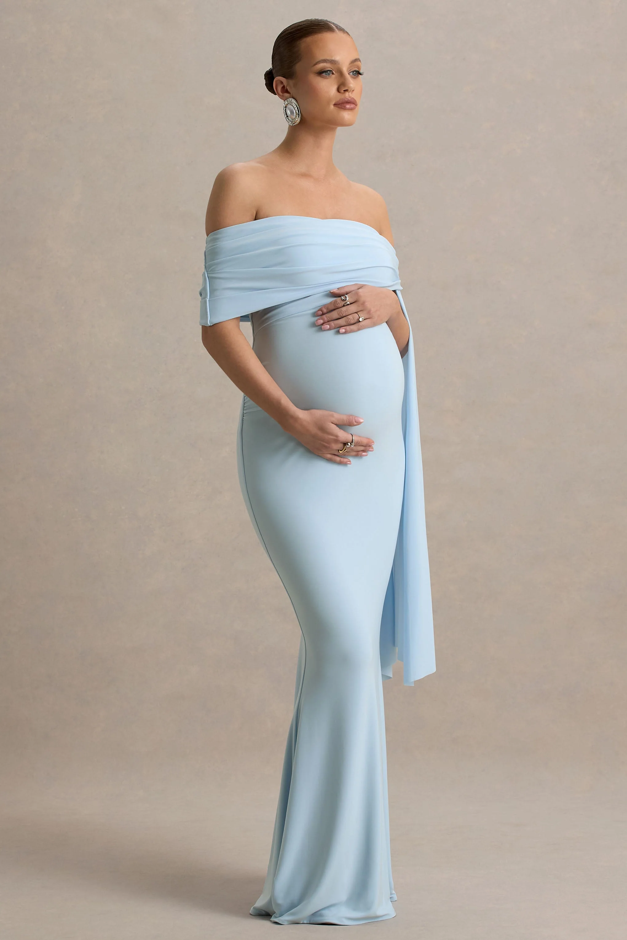 Aquila | Puderblaues Bardot-Umstands-Maxikleid mit Drapierärmeln - Image 5