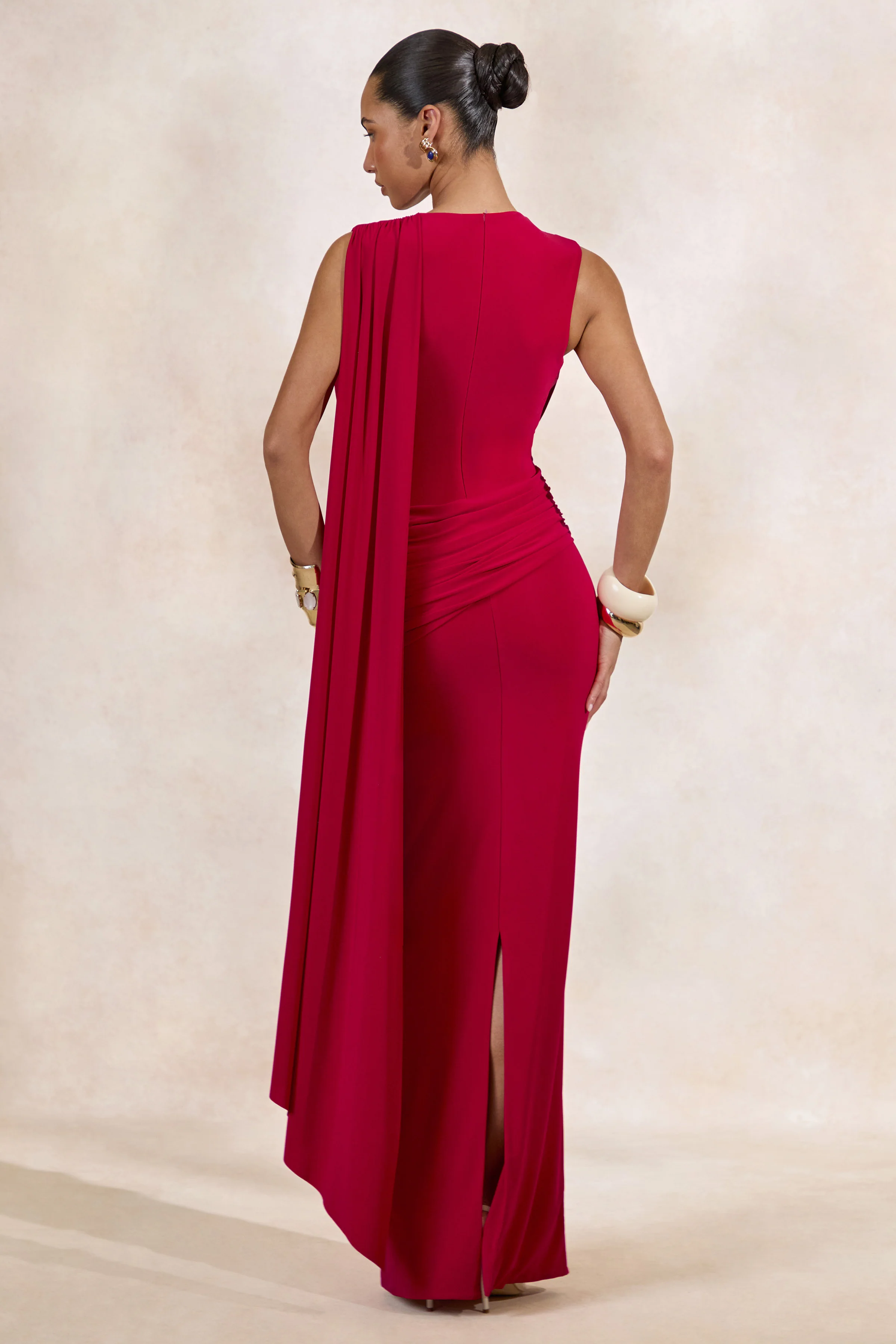 Aralyn | Rotes Maxikleid mit Wasserfallausschnitt und Schärpen-Detail - Image 2