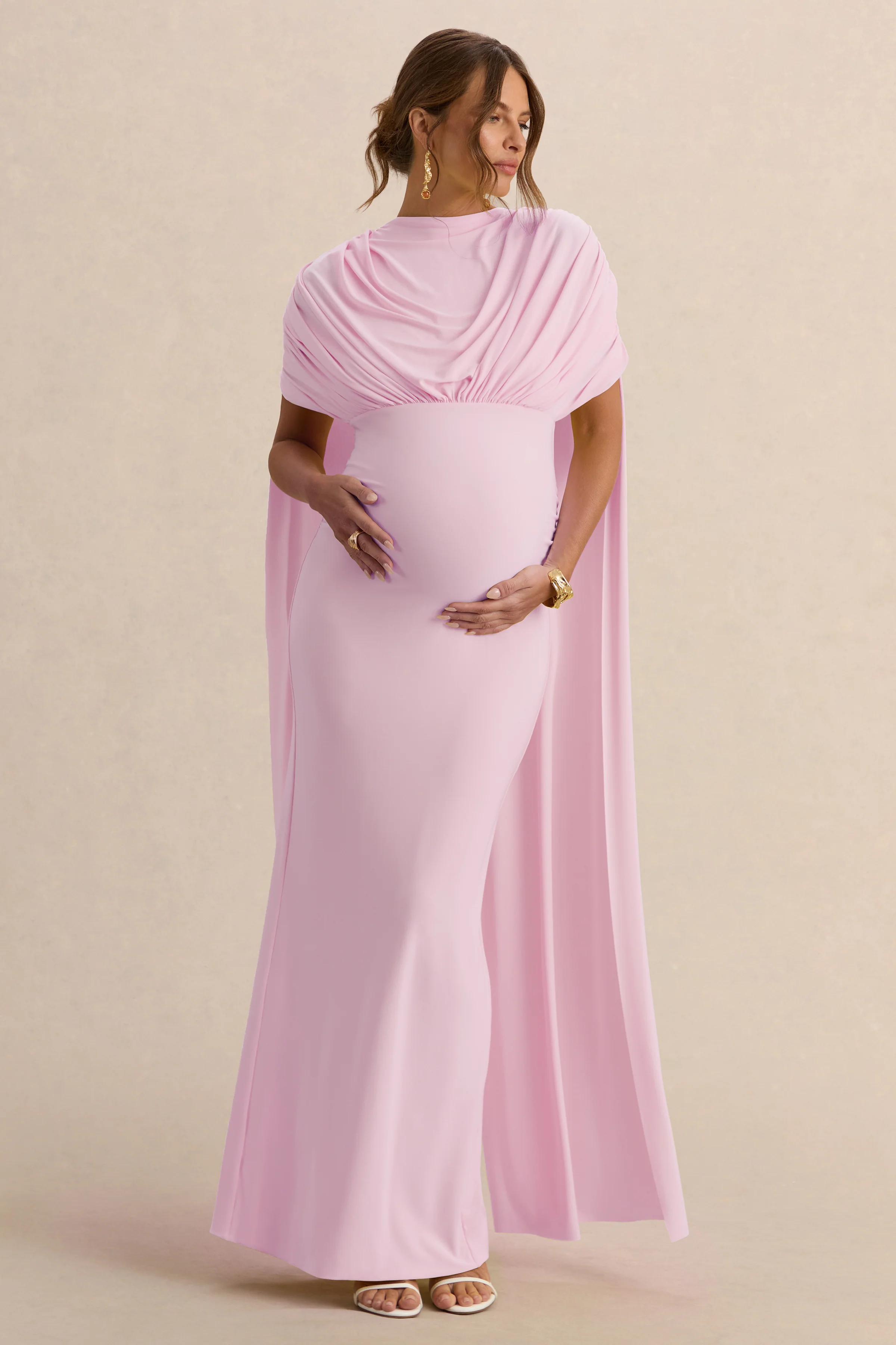 Araminta | Hellrosa Umstands-Maxikleid mit Bardot-Ausschnitt und Cape-Ärmeln