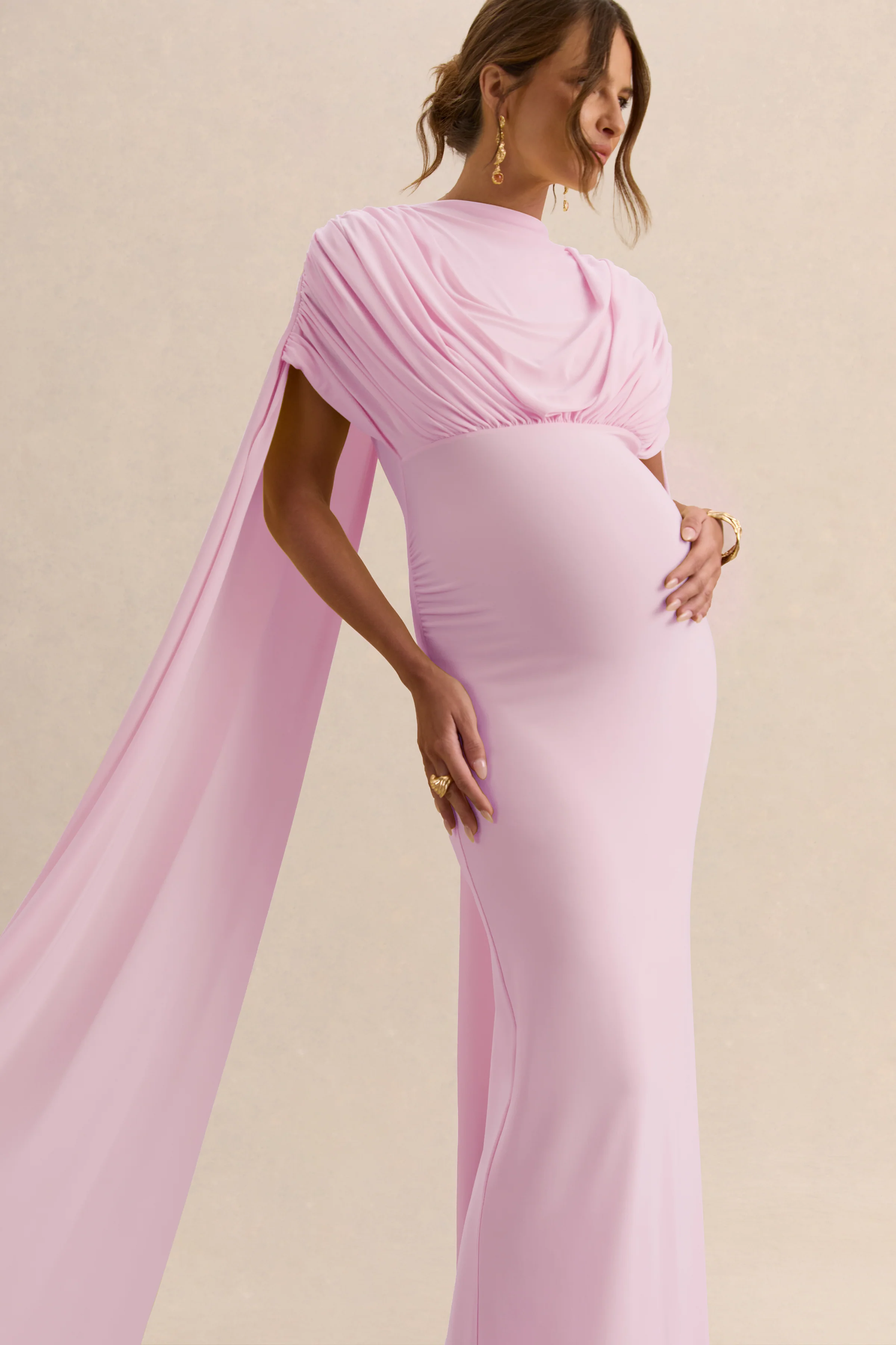 Araminta | Hellrosa Umstands-Maxikleid mit Bardot-Ausschnitt und Cape-Ärmeln - Image 3