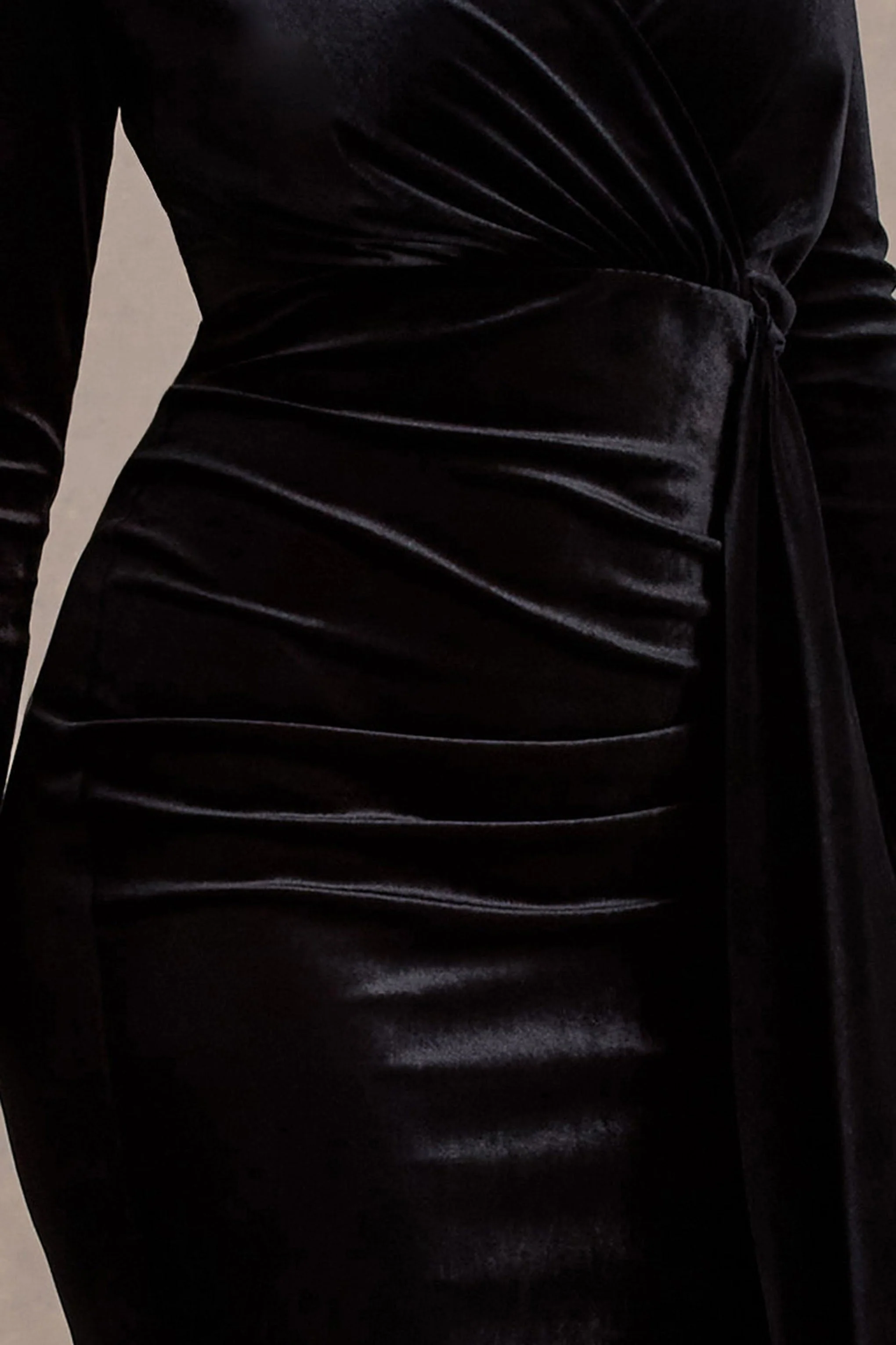 Arcadia | Schwarzes Samt-Maxikleid mit tiefem Wickelausschnitt - Image 7