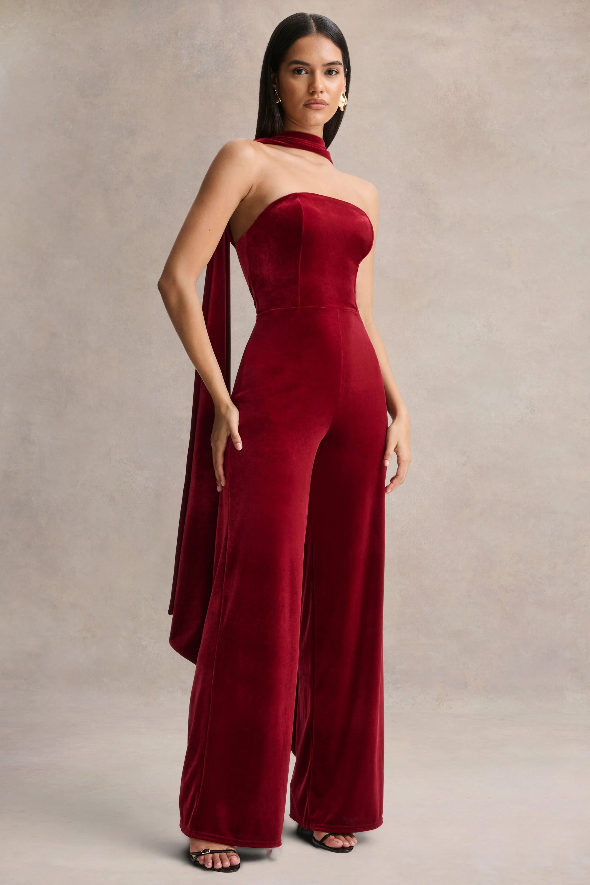 Arcane | Burgunderroter Samt-Jumpsuit mit Bandeau-Ausschnitt und Schal-Detail - Image 5