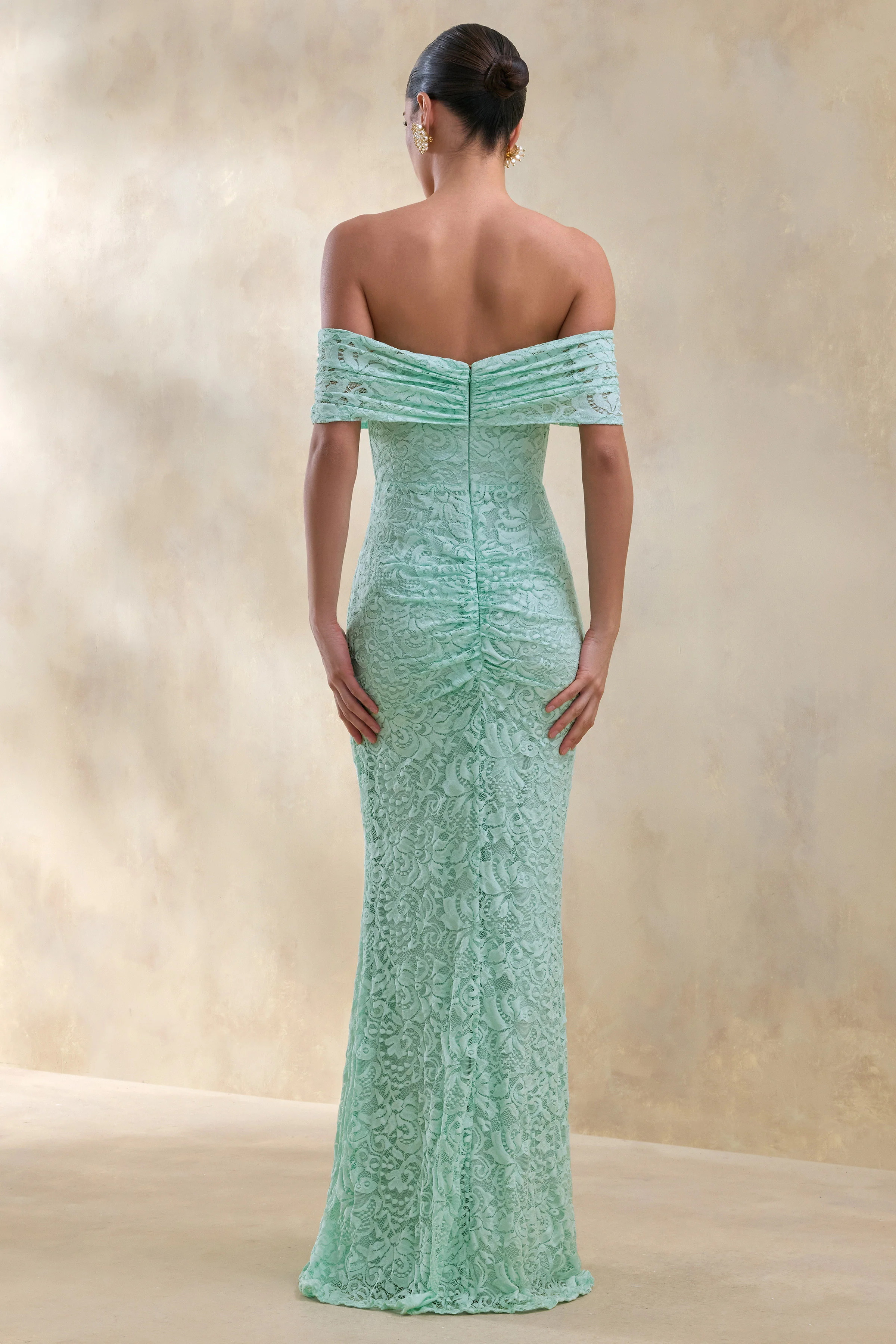 Aries | Mintgrünes Maxikleid aus Spitze mit Bardot-Ausschnitt und Raffungen - Image 2