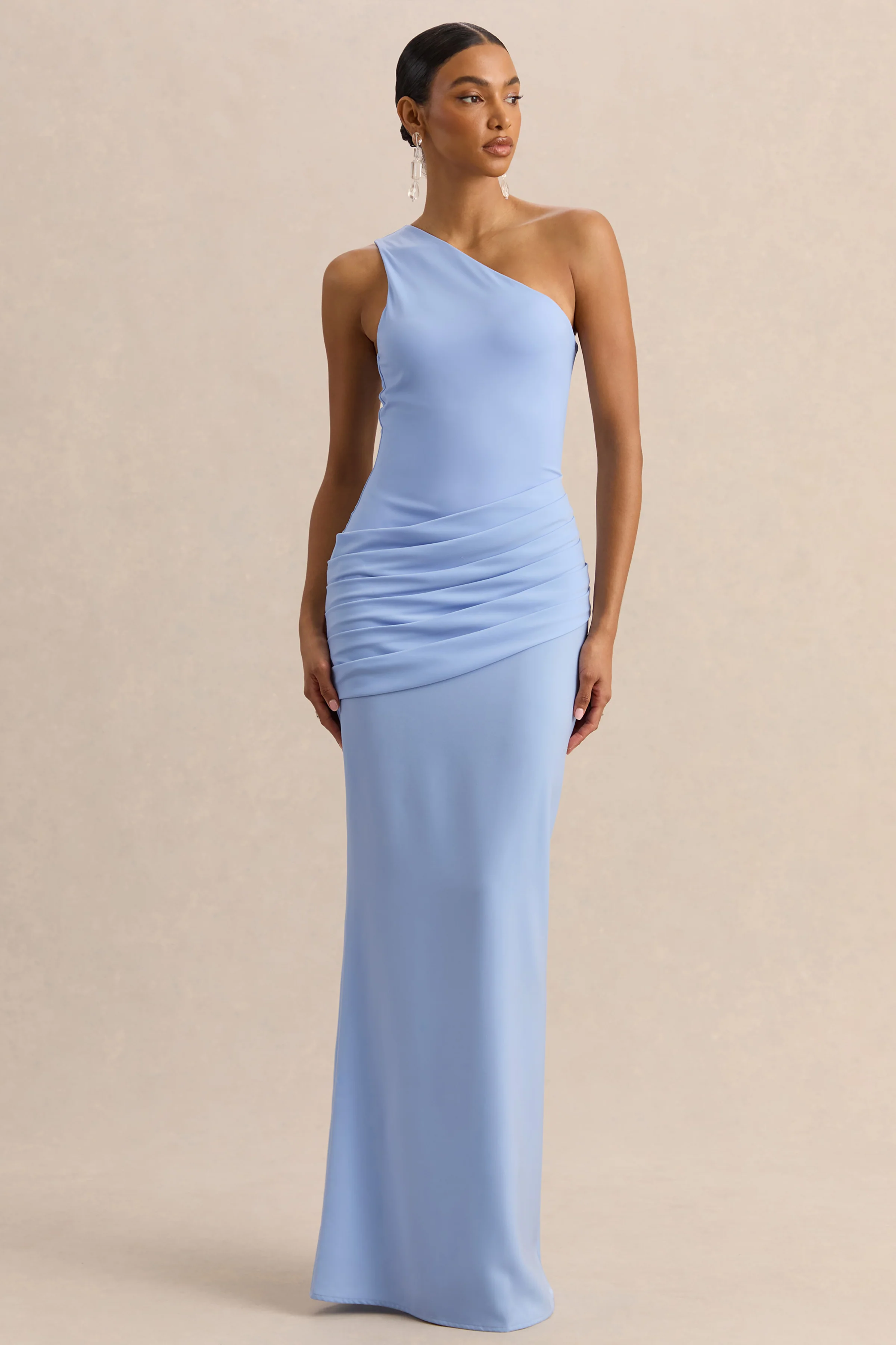 Arovia | Puderblaues Maxikleid aus Satin mit asymmetrischem Ausschnitt und drapiertem Detail