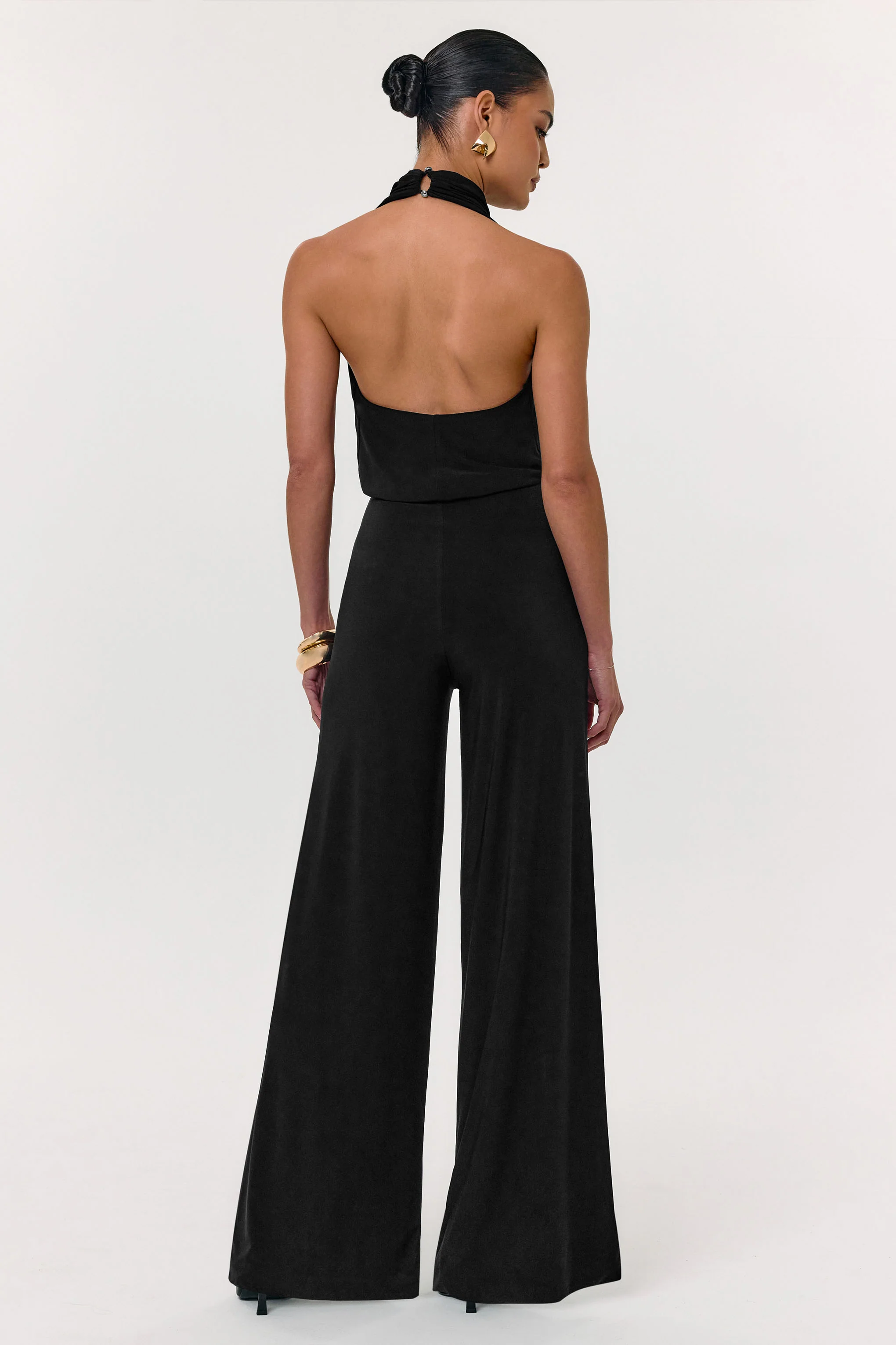 Asha | Schwarzer Jumpsuit mit hohem Kragen und gerafftem Detail. - Image 2