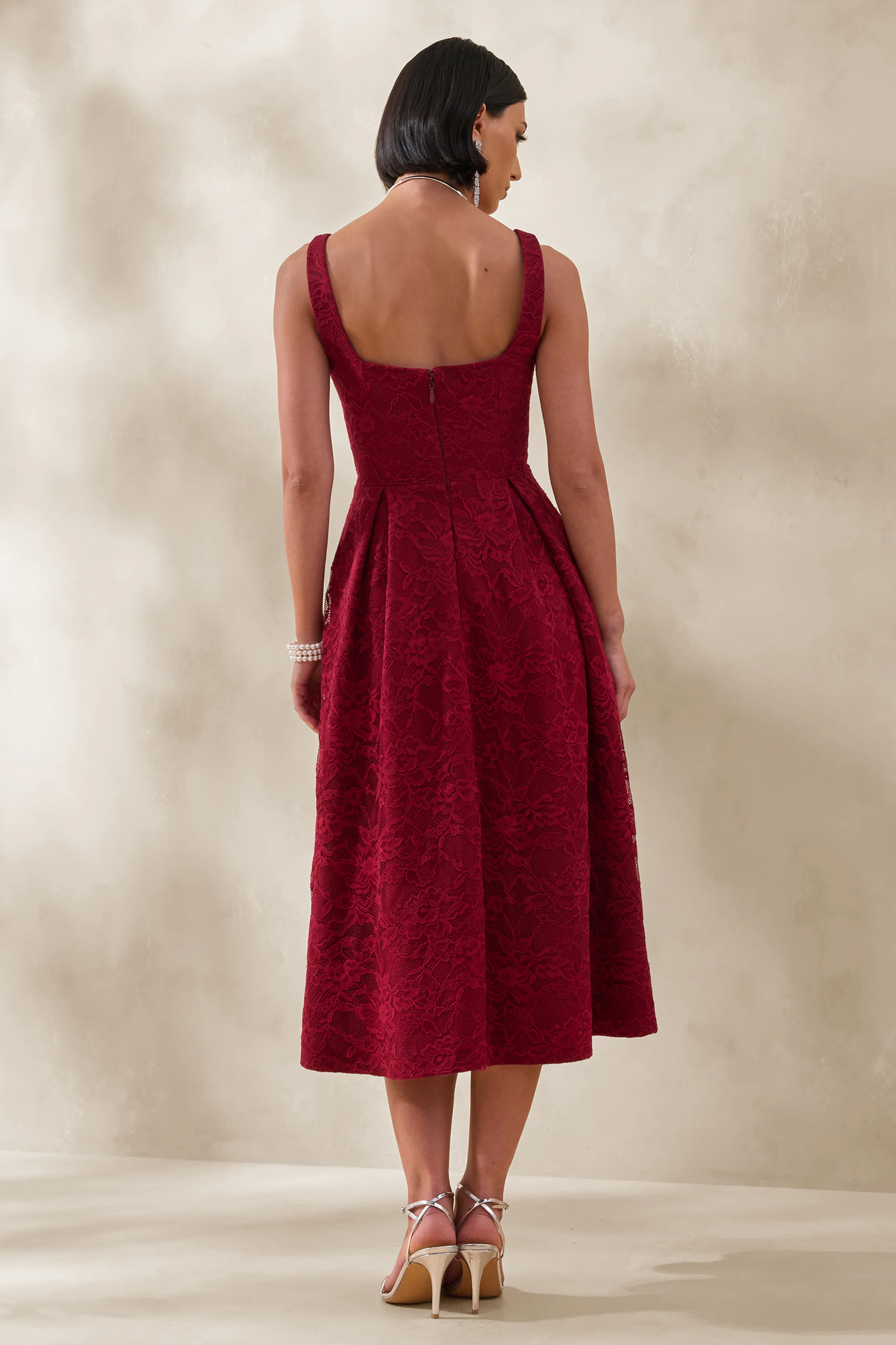 Ashmara | Burgunderfarbenes Midikleid aus Spitze mit eckigem Ausschnitt - Image 2