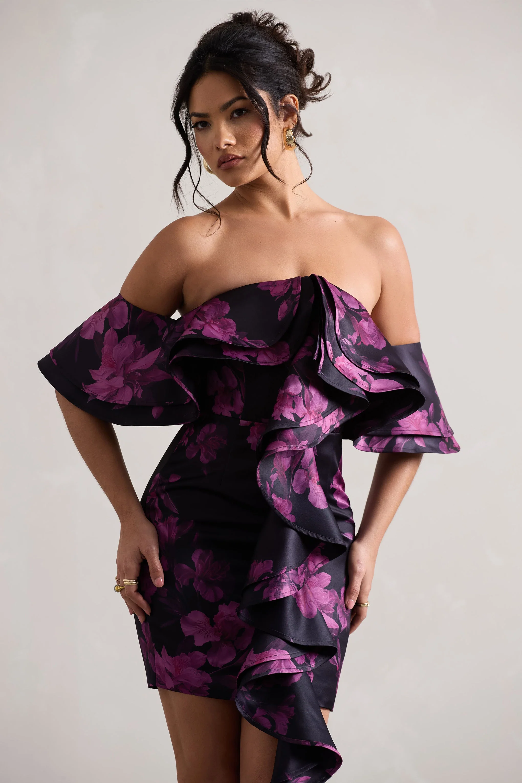 Aspen | Schwarzes Bardot-Minikleid mit Blumenmuster und Rüschen - Image 3