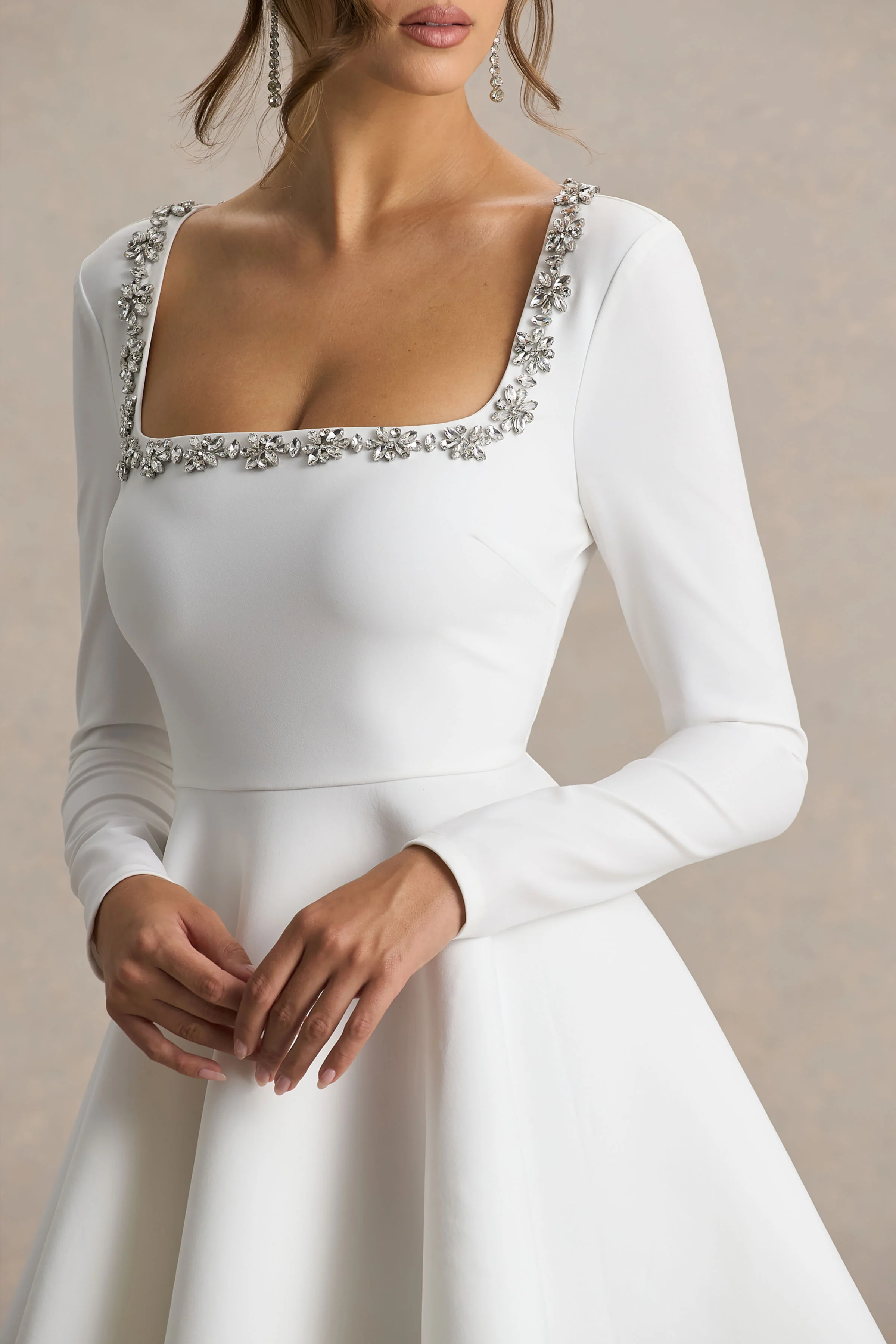 Astonish | Weißes Minikleid mit langen Ärmeln, eckigem Ausschnitt, verzierten Details und voluminösem Rock - Image 3