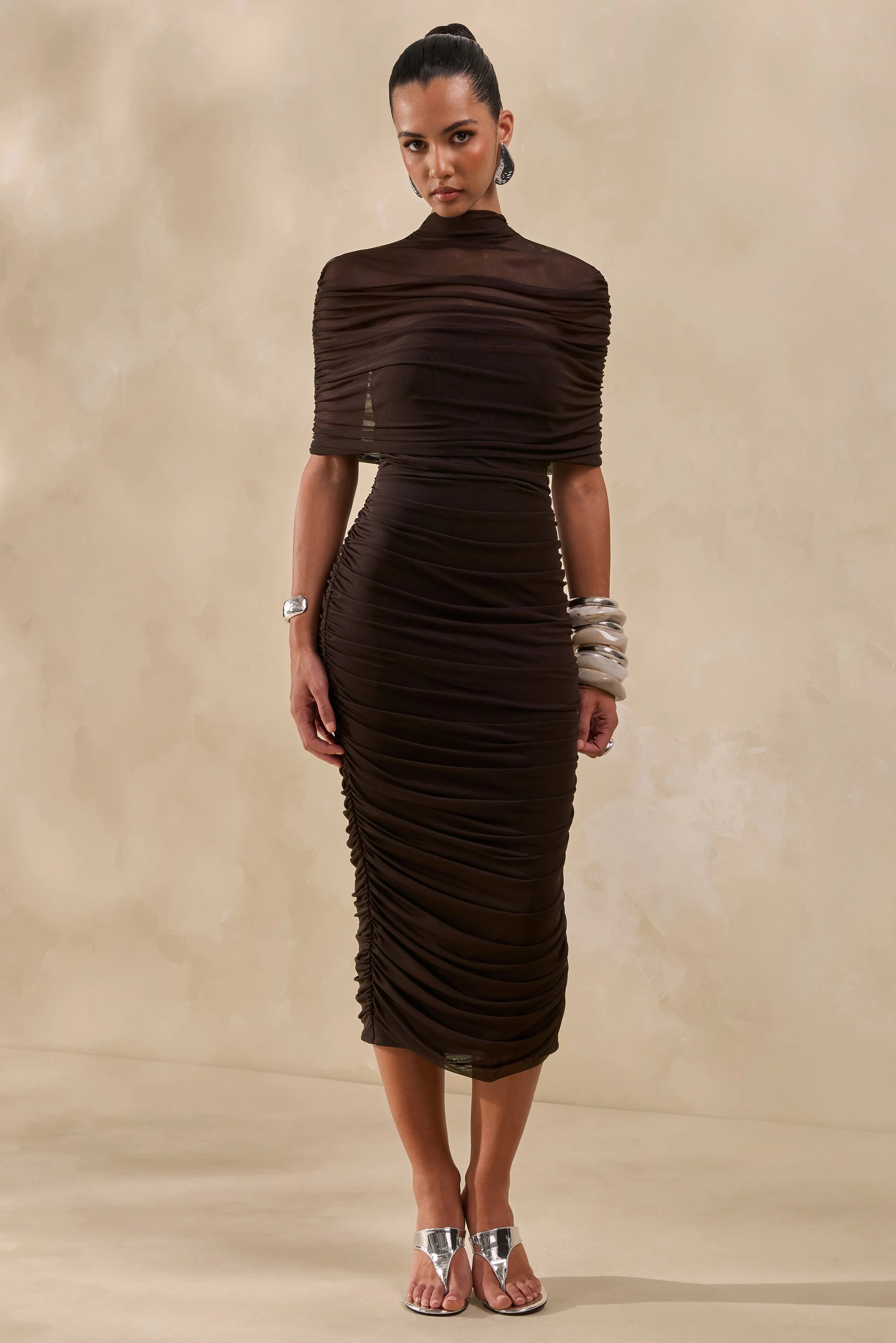 Astrae | Braunes Midikleid mit hohem Ausschnitt und kurzem Mesh Cape