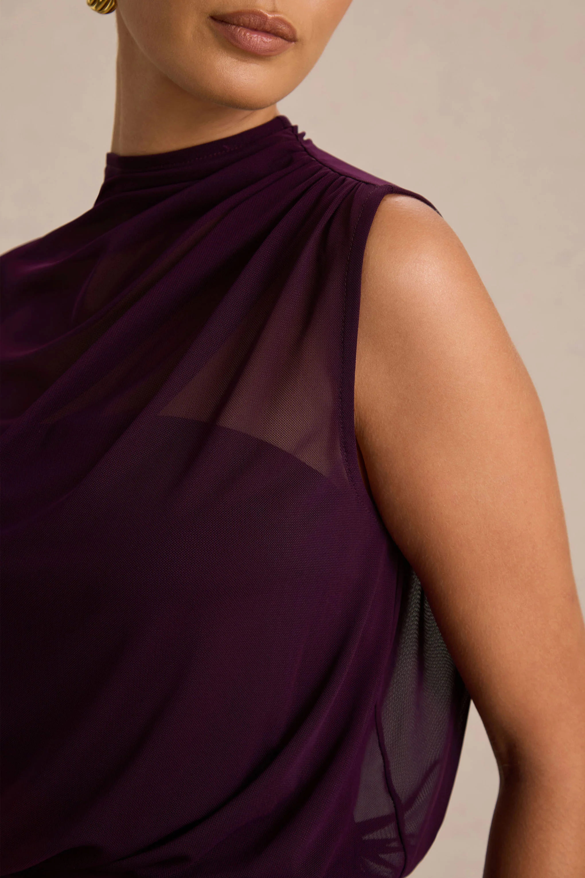 Aurelia | Dunkellila-Maxikleid mit hohem Ausschnitt, Cape-Ärmel und Wickeldetail - Image 3