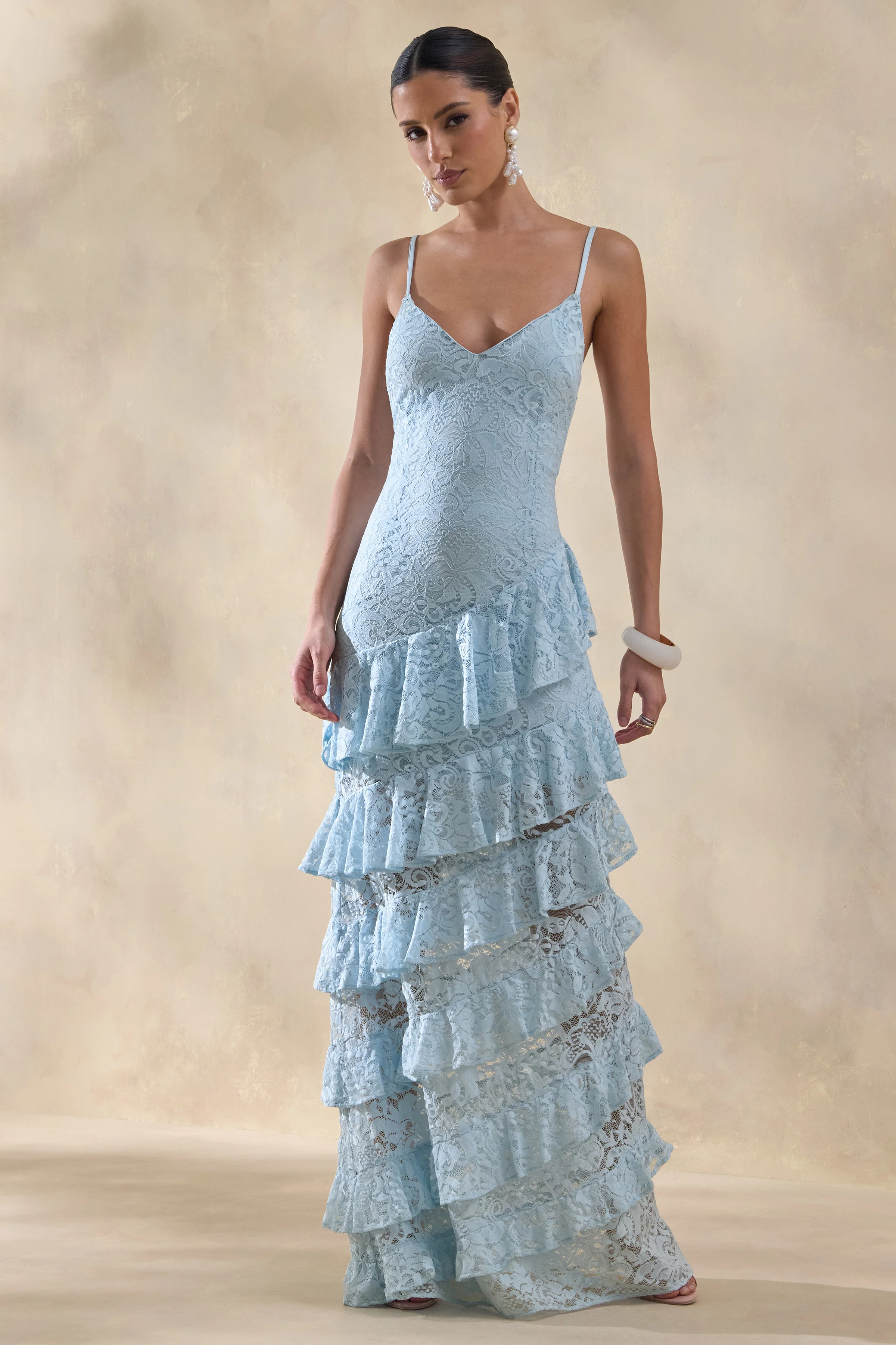 Avelisse | Blaues Spitzen-Maxikleid mit tiefem Ausschnitt und Rüschendetails - Image 6