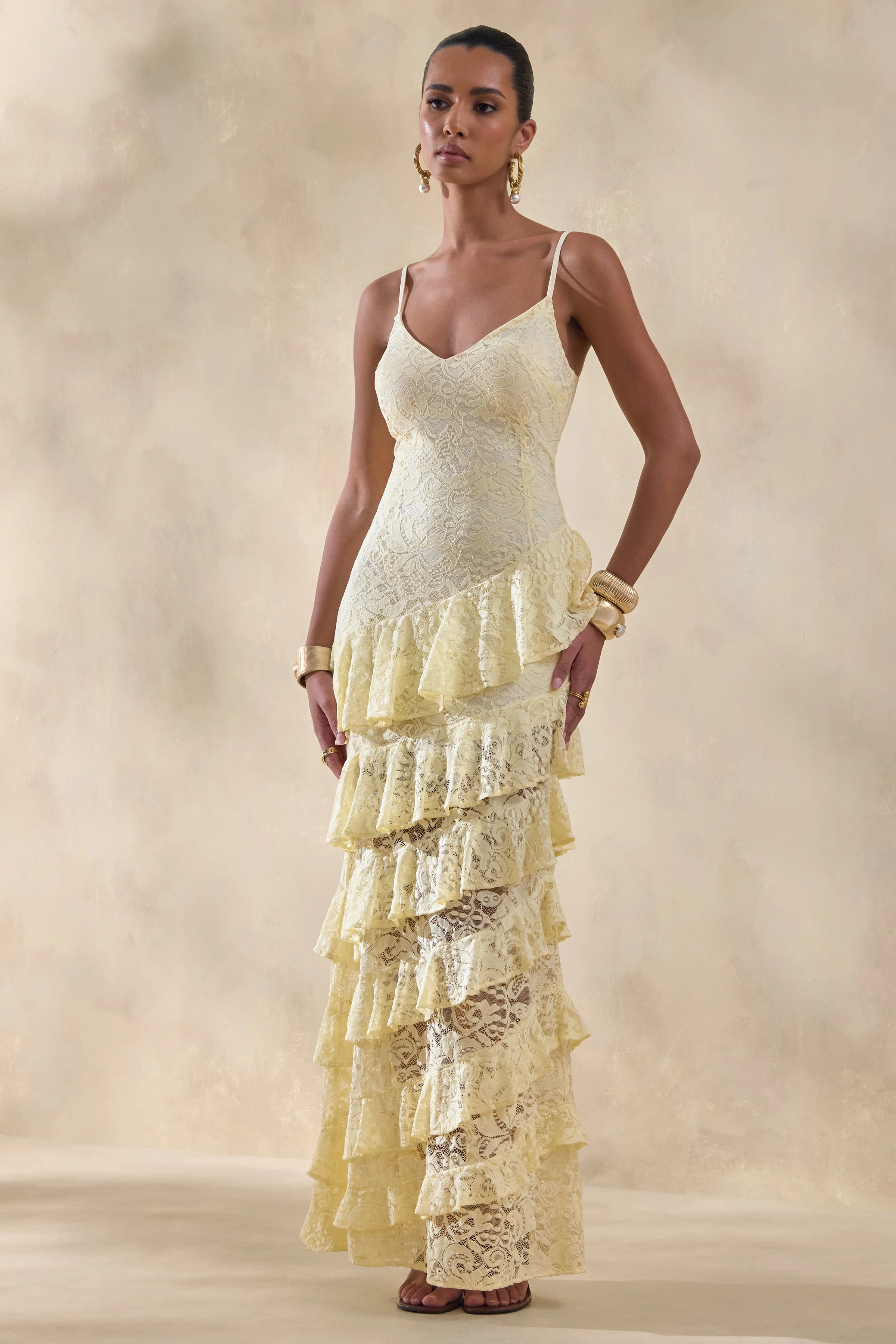 Avelisse | Zitronengelbes Spitzen-Maxikleid mit tiefem Ausschnitt und Rüschendetails