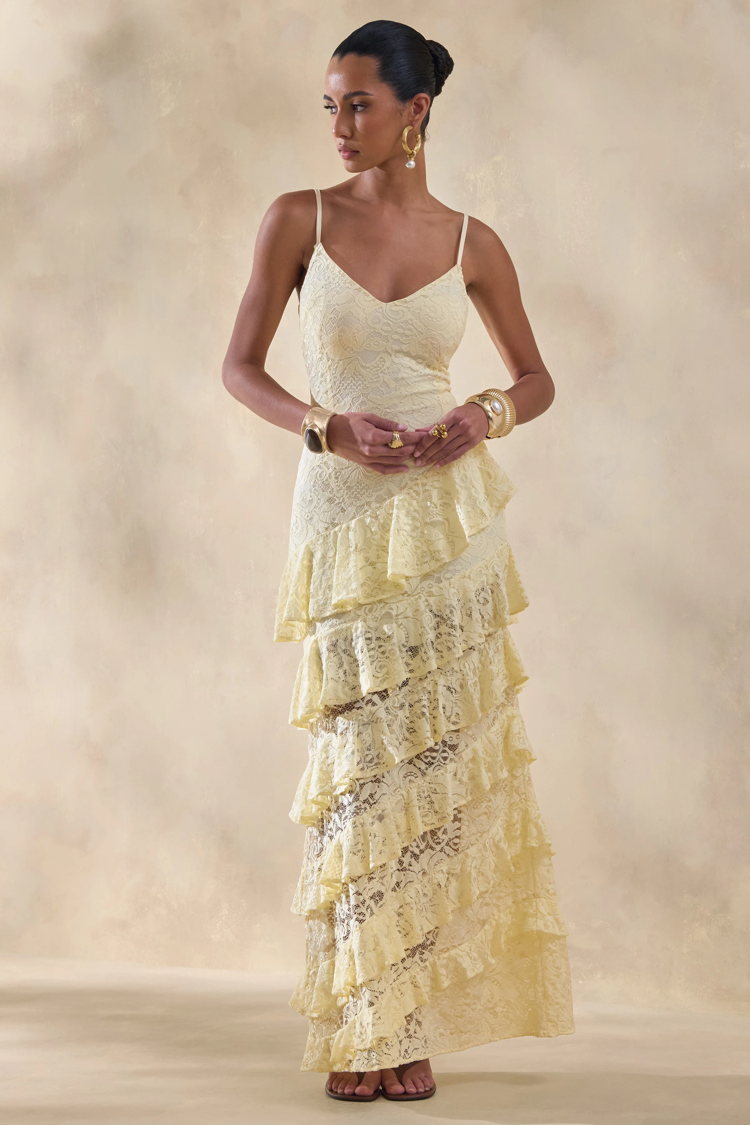 Avelisse | Zitronengelbes Spitzen-Maxikleid mit tiefem Ausschnitt und Rüschendetails - Image 4