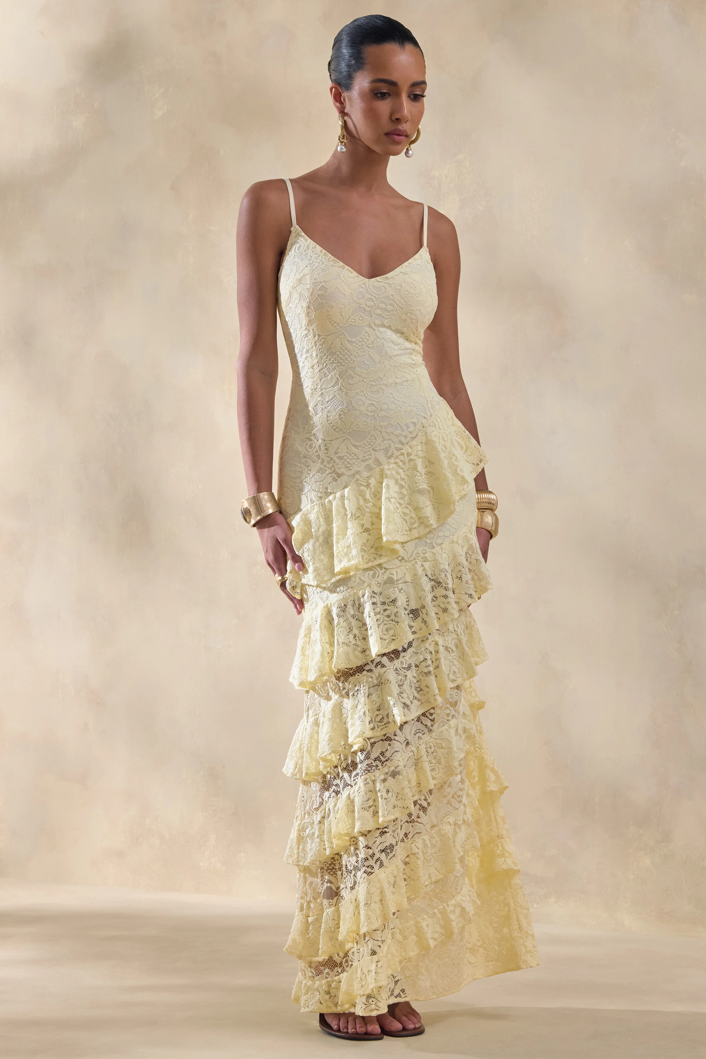 Avelisse | Zitronengelbes Spitzen-Maxikleid mit tiefem Ausschnitt und Rüschendetails - Image 5