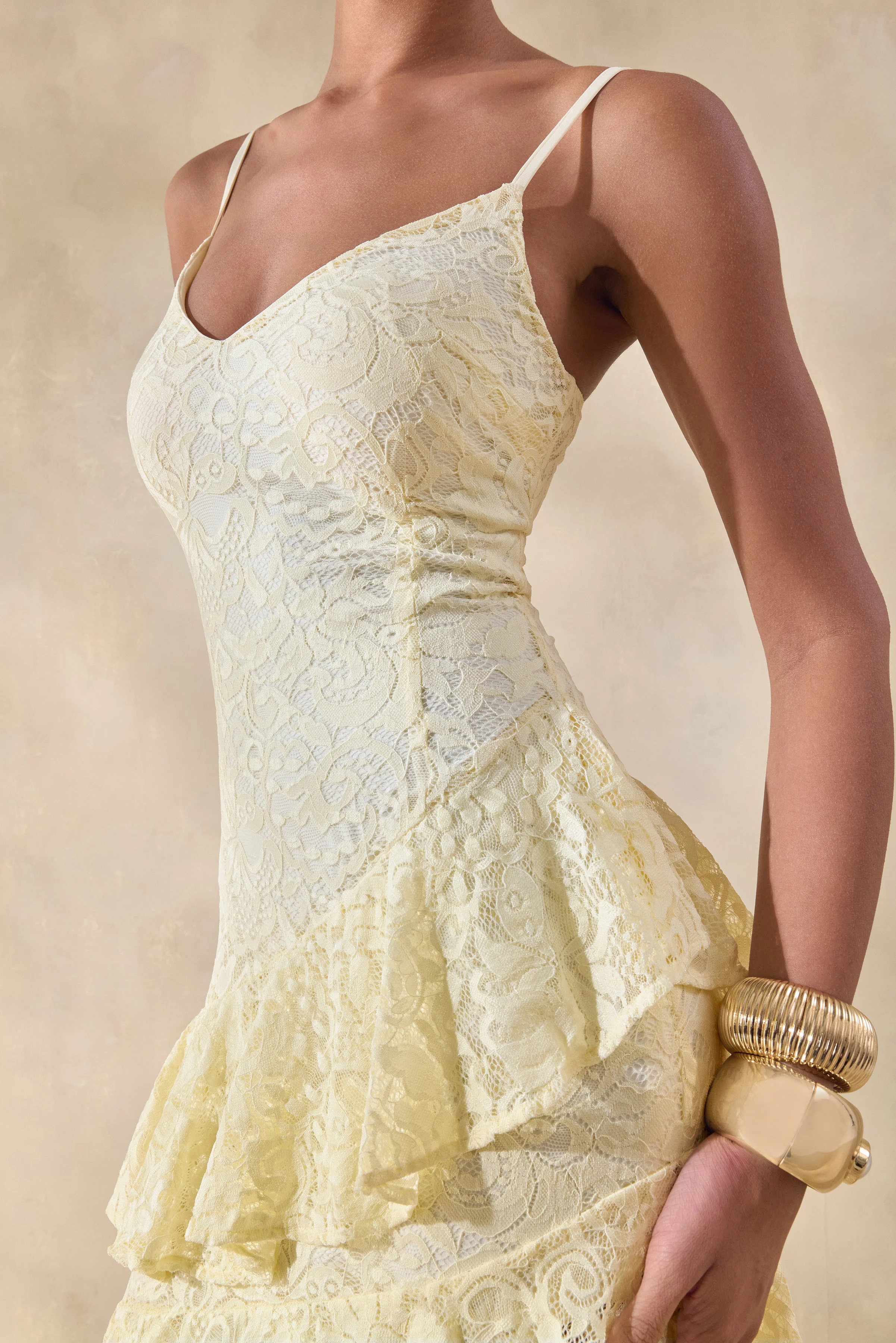 Avelisse | Zitronengelbes Spitzen-Maxikleid mit tiefem Ausschnitt und Rüschendetails - Image 6