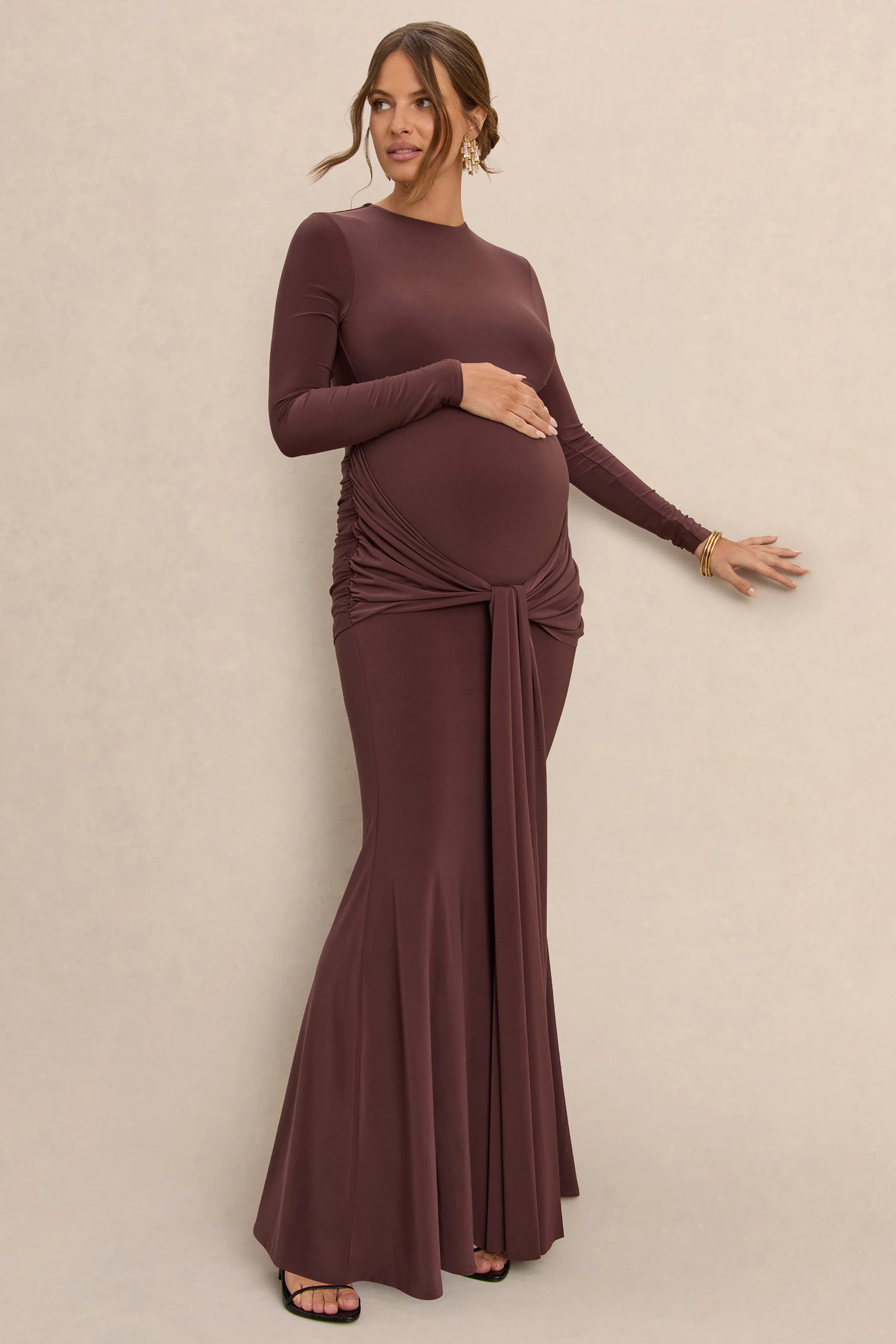 Aveny | Braunes Umstands-Maxikleid mit Rundhalsausschnitt, Raffungen und Schärpendetail - Image 4