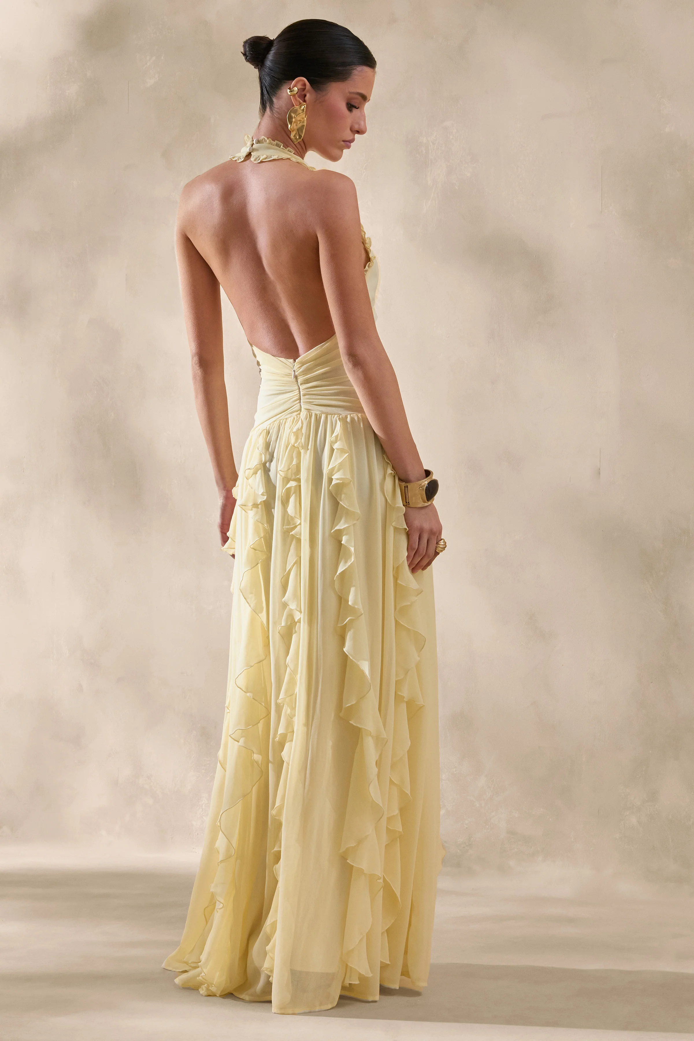 Bea | Zitrongelbes Maxikleid mit tiefem Ausschnitt und Rüschenbesatz - Image 5