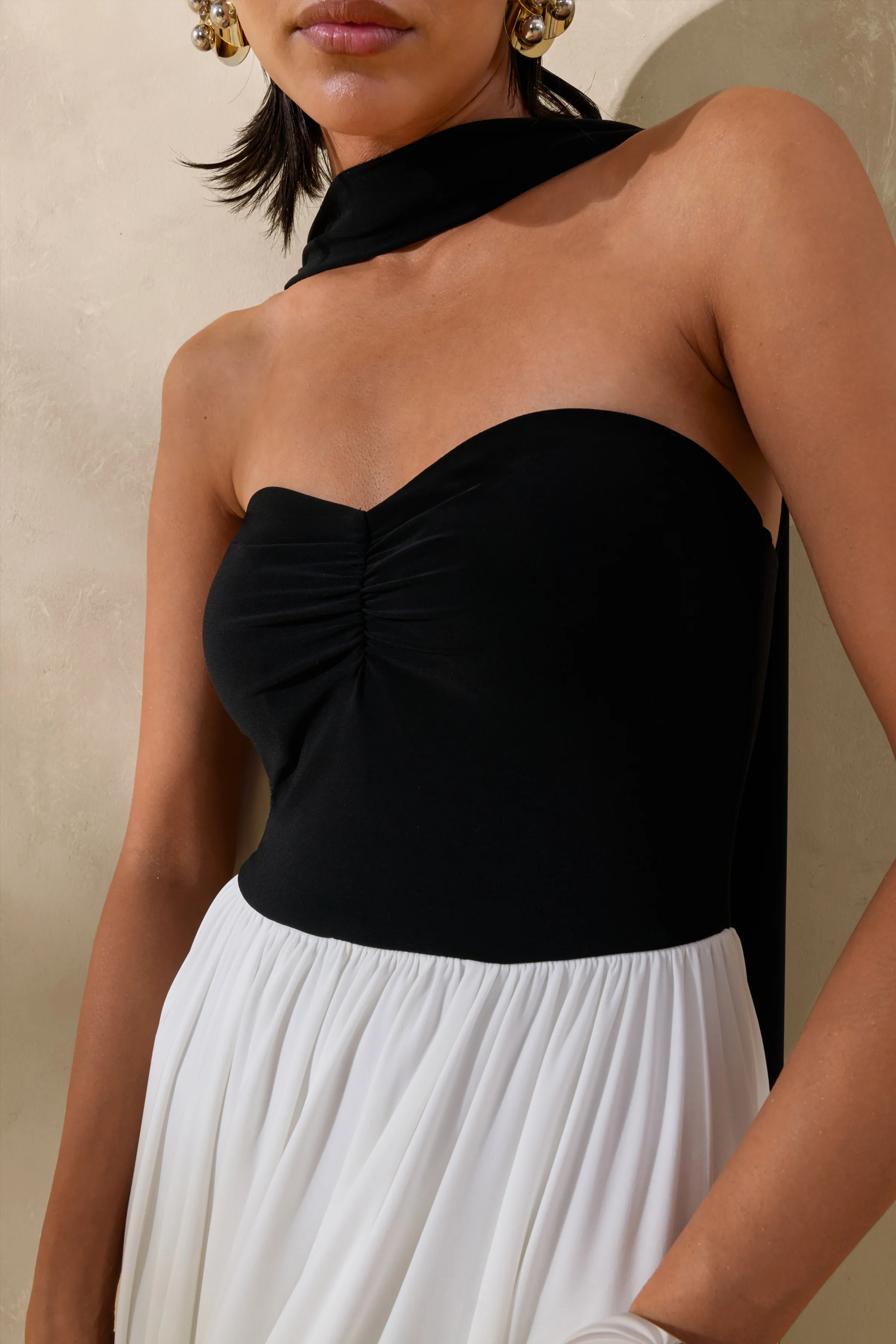 Beamora | Schwarz-weißes Bandeau Maxikleid mit Cape - Image 4