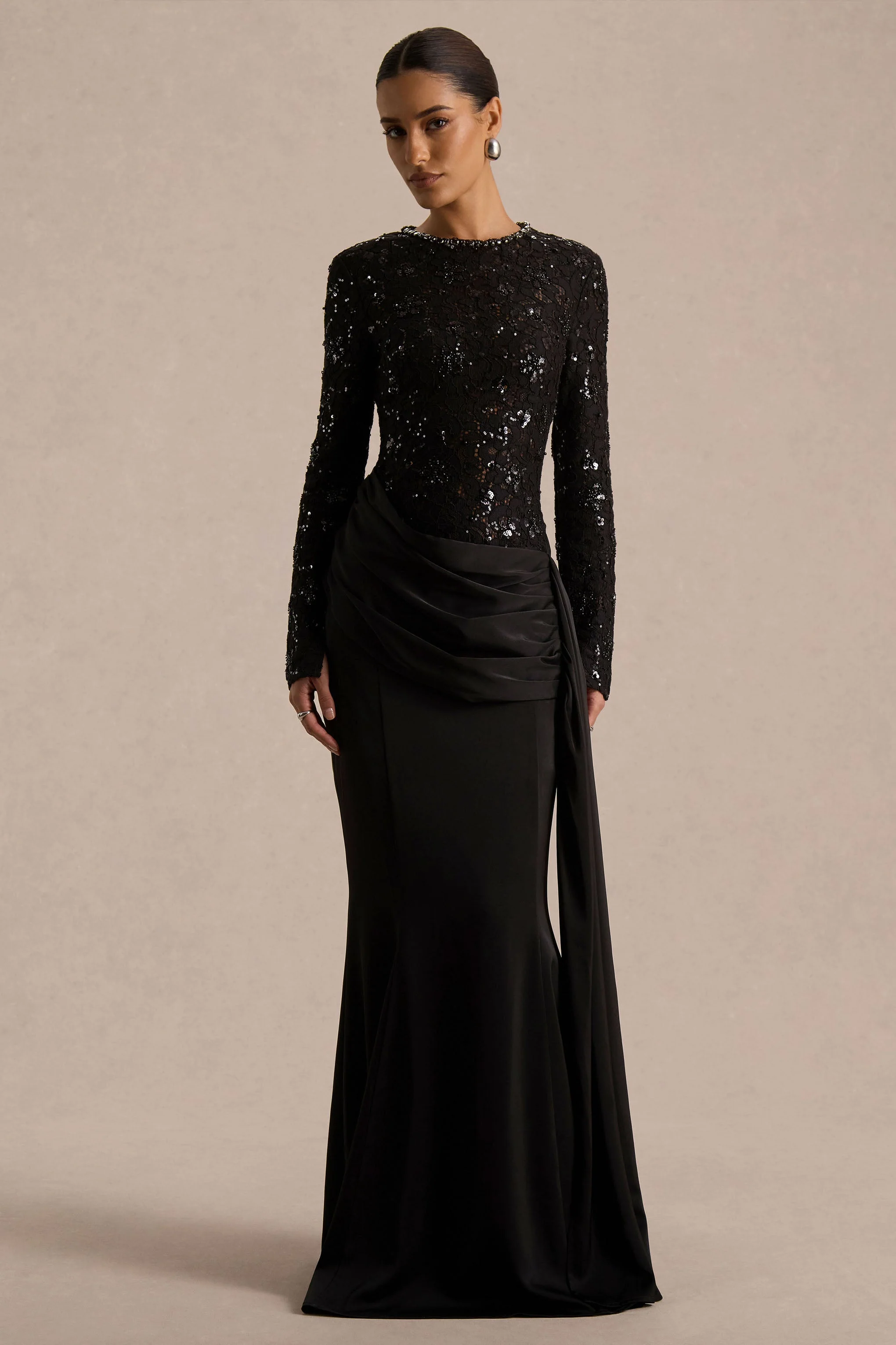 Beau | Schwarzes Maxikleid aus Spitze mit Rundhalsausschnitt und Drapierungsdetail