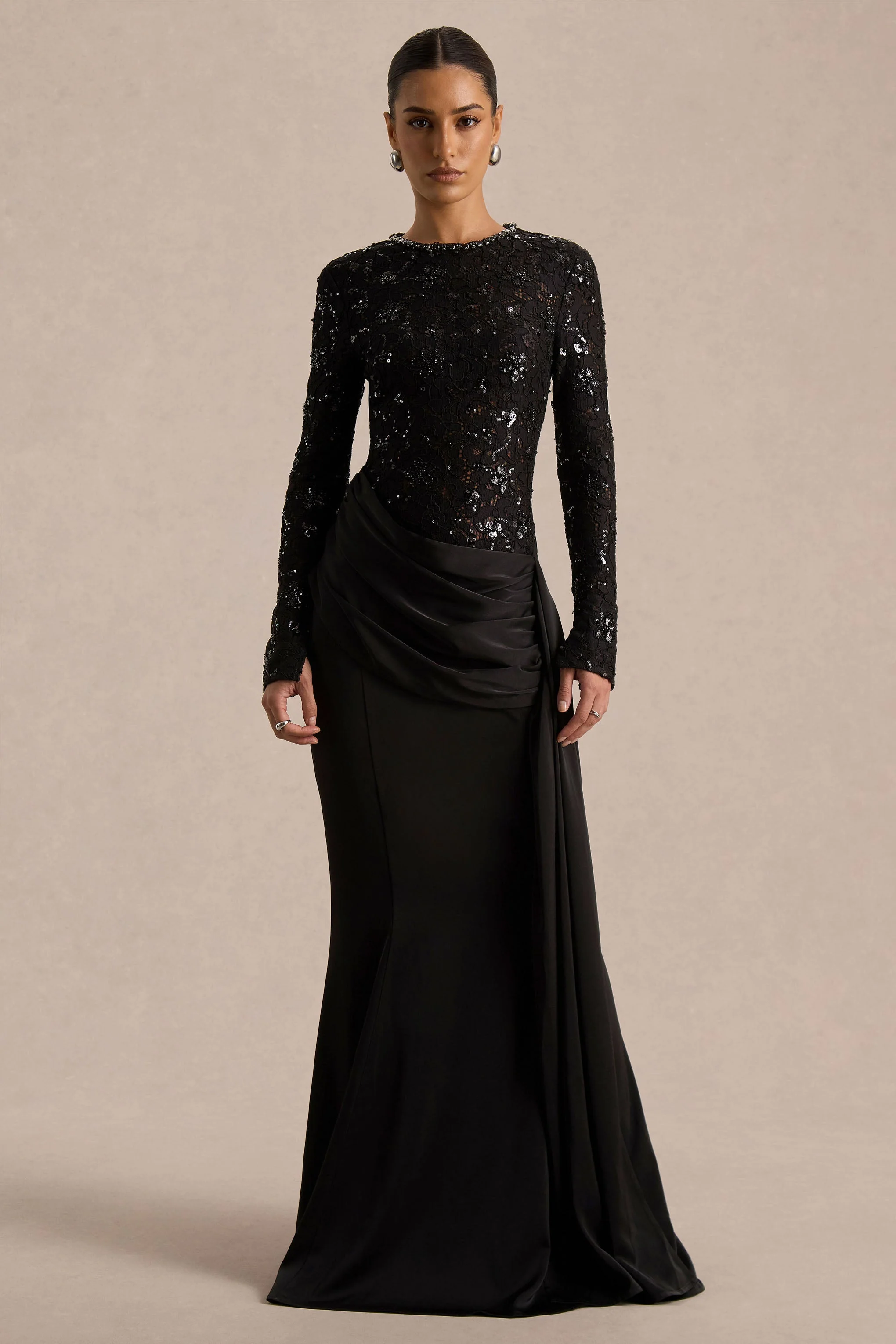 Beau | Schwarzes Maxikleid aus Spitze mit Rundhalsausschnitt und Drapierungsdetail - Image 5