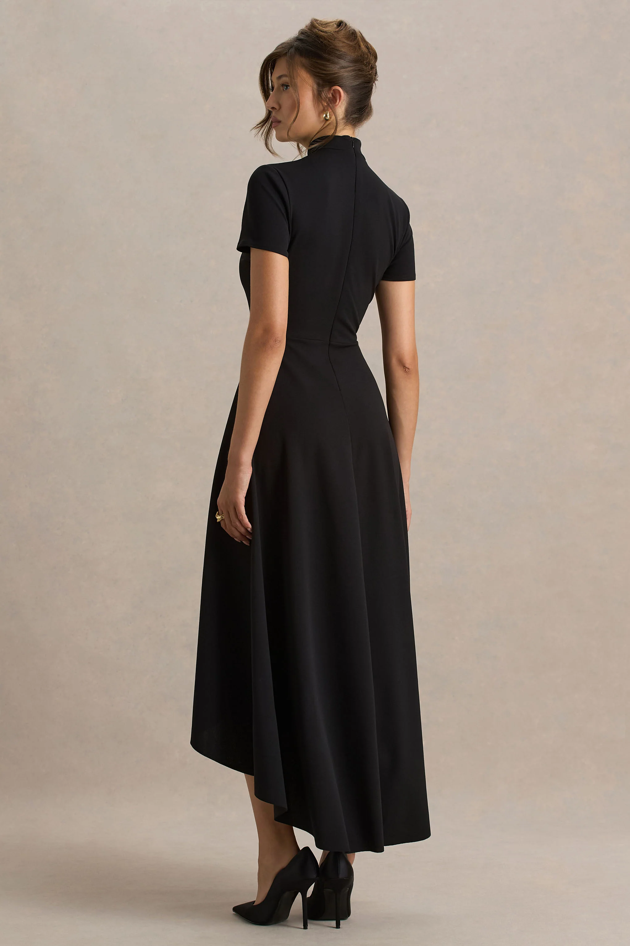 Bellona | Schwarzes Midikleid mit hohem Ausschnitt und High-Low-Saum - Image 2