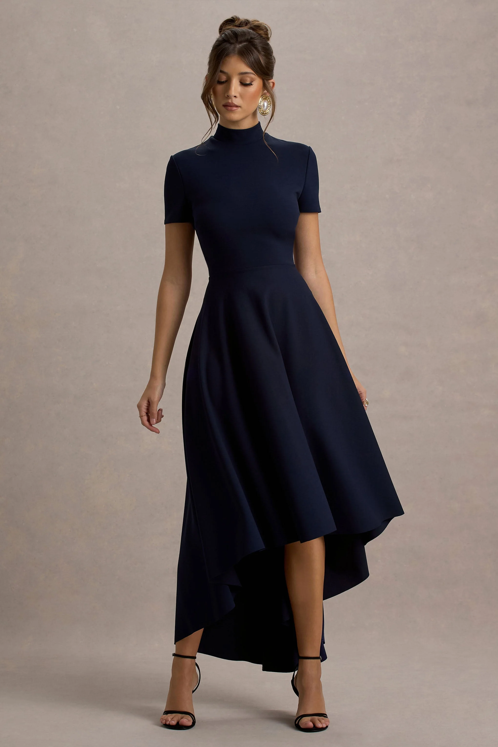 Bellona | Marineblaues Midikleid mit hohem Ausschnitt und High-Low-Saum - Image 4