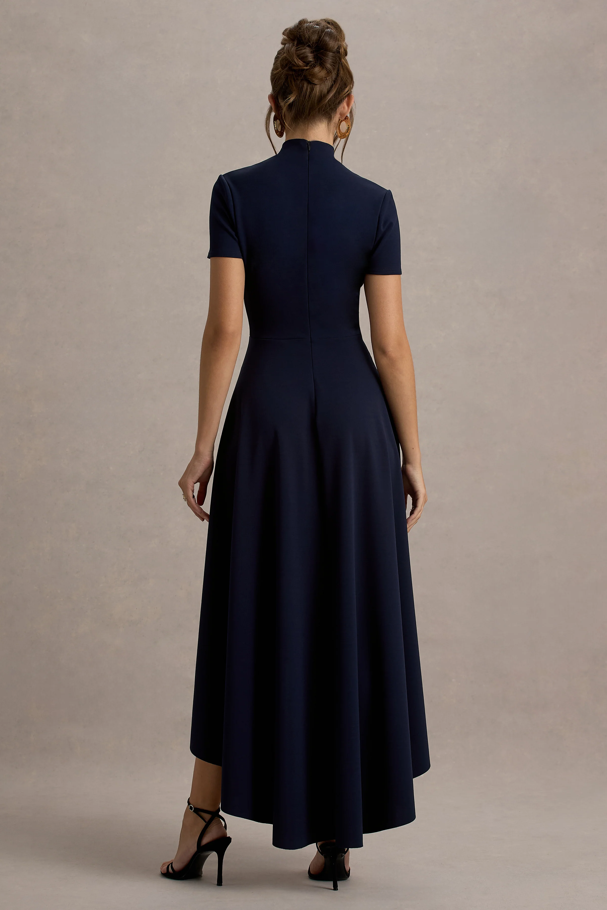 Bellona | Marineblaues Midikleid mit hohem Ausschnitt und High-Low-Saum - Image 2