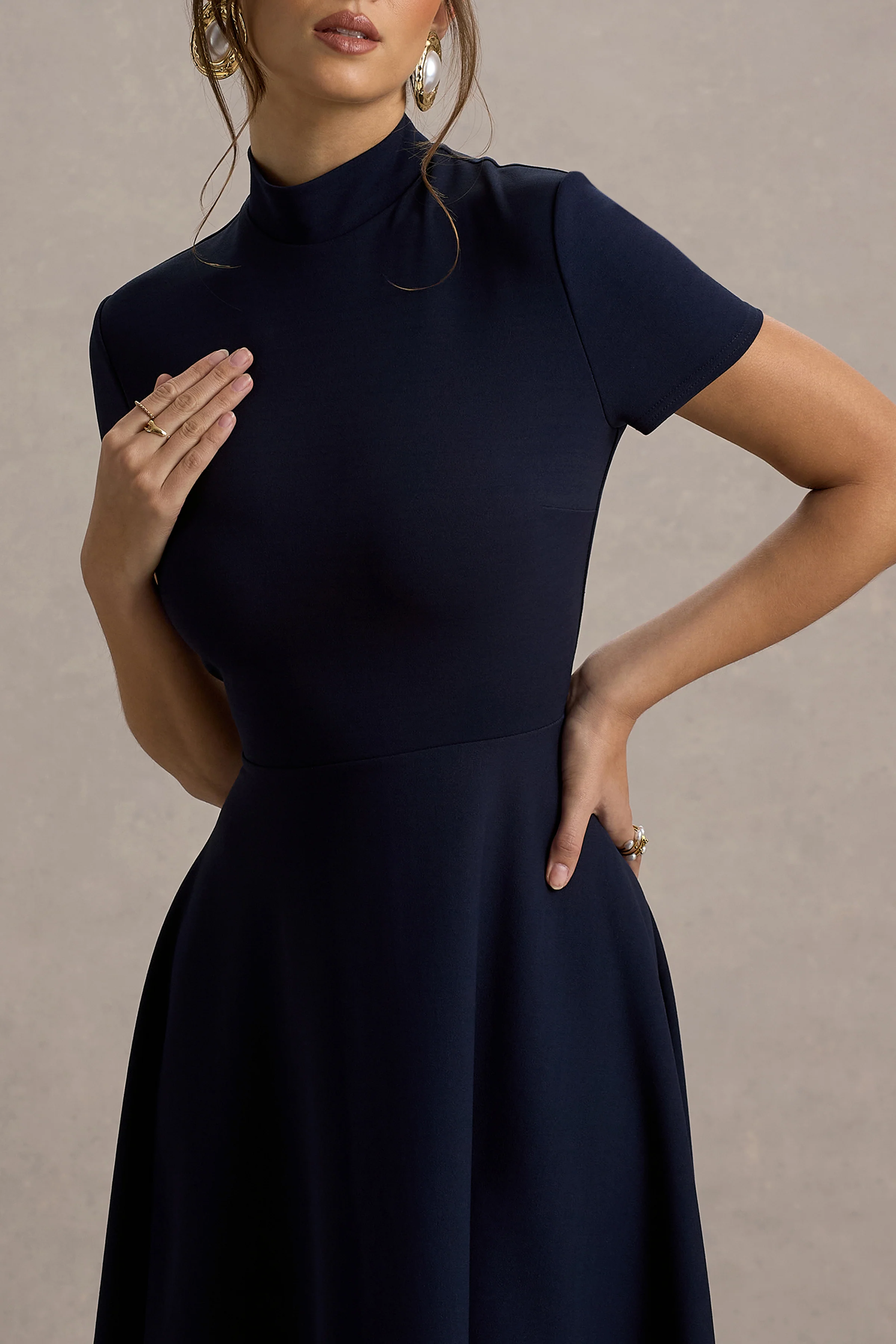 Bellona | Marineblaues Midikleid mit hohem Ausschnitt und High-Low-Saum - Image 3