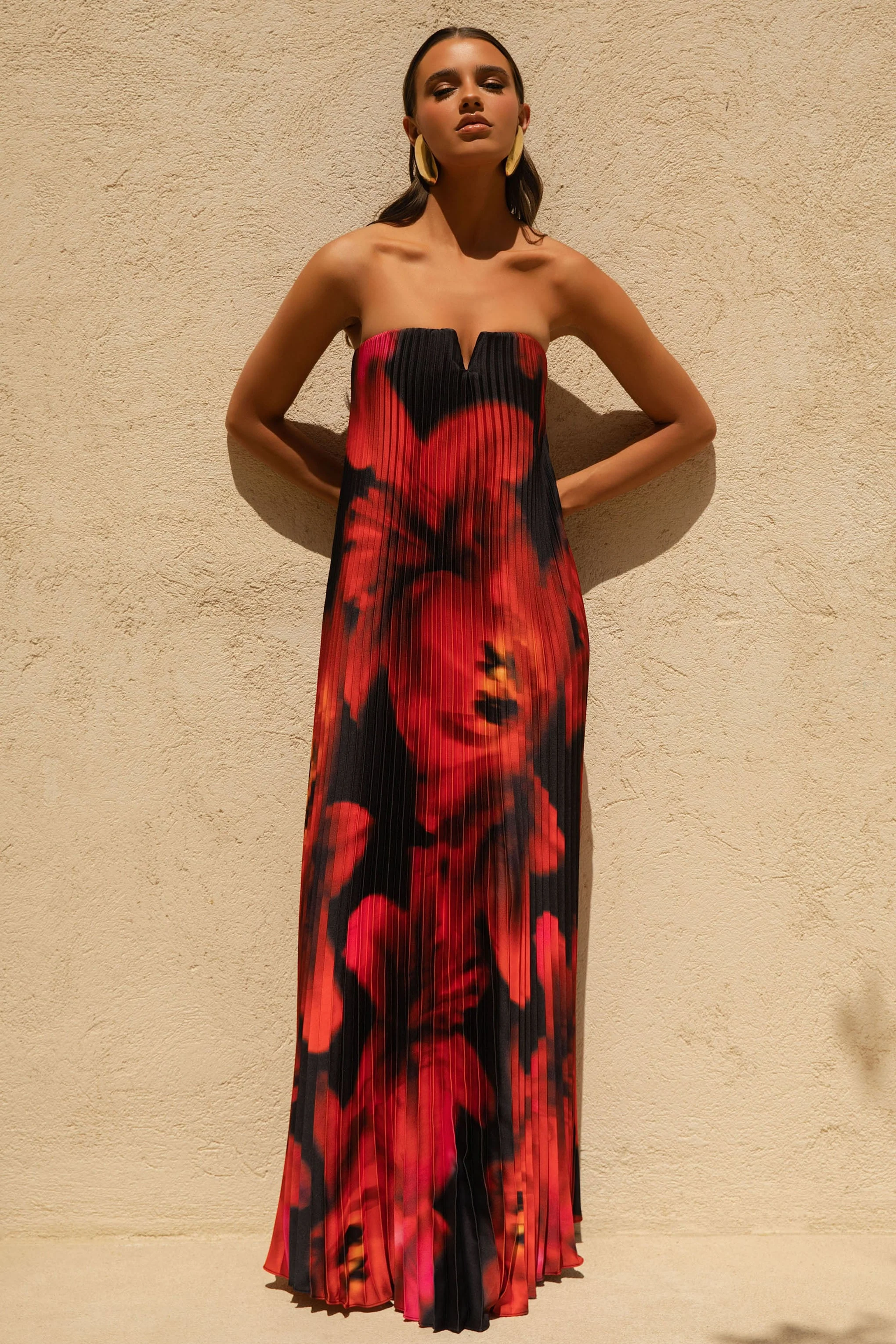 Bergamot | Schwarz-rotes Satin-Maxikleid mit Blumenmuster und Herzausschnitt