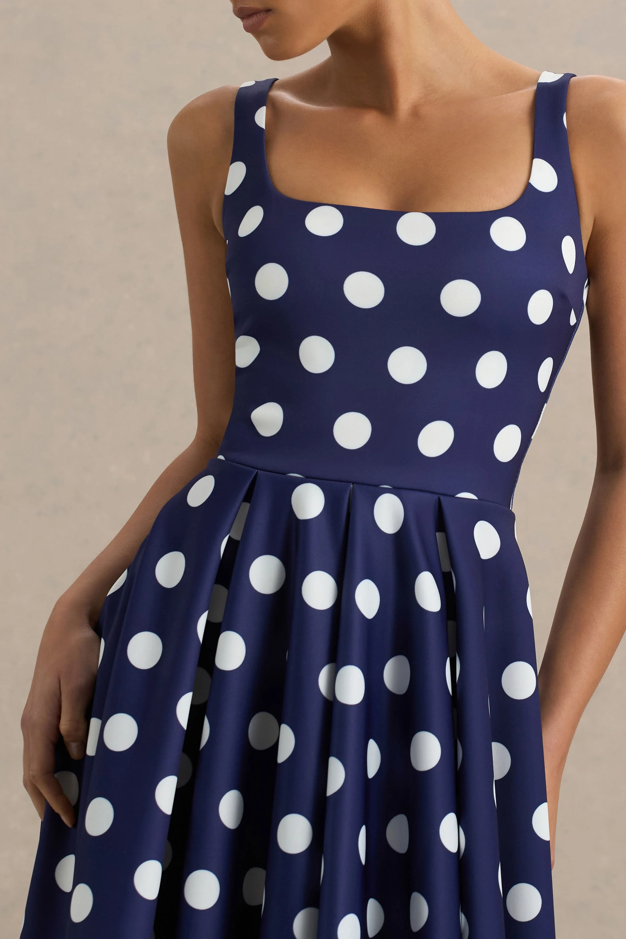 Berta | Marineblau-weißes Midikleid mit Polka-Dots und eckigem Ausschnitt - Image 6