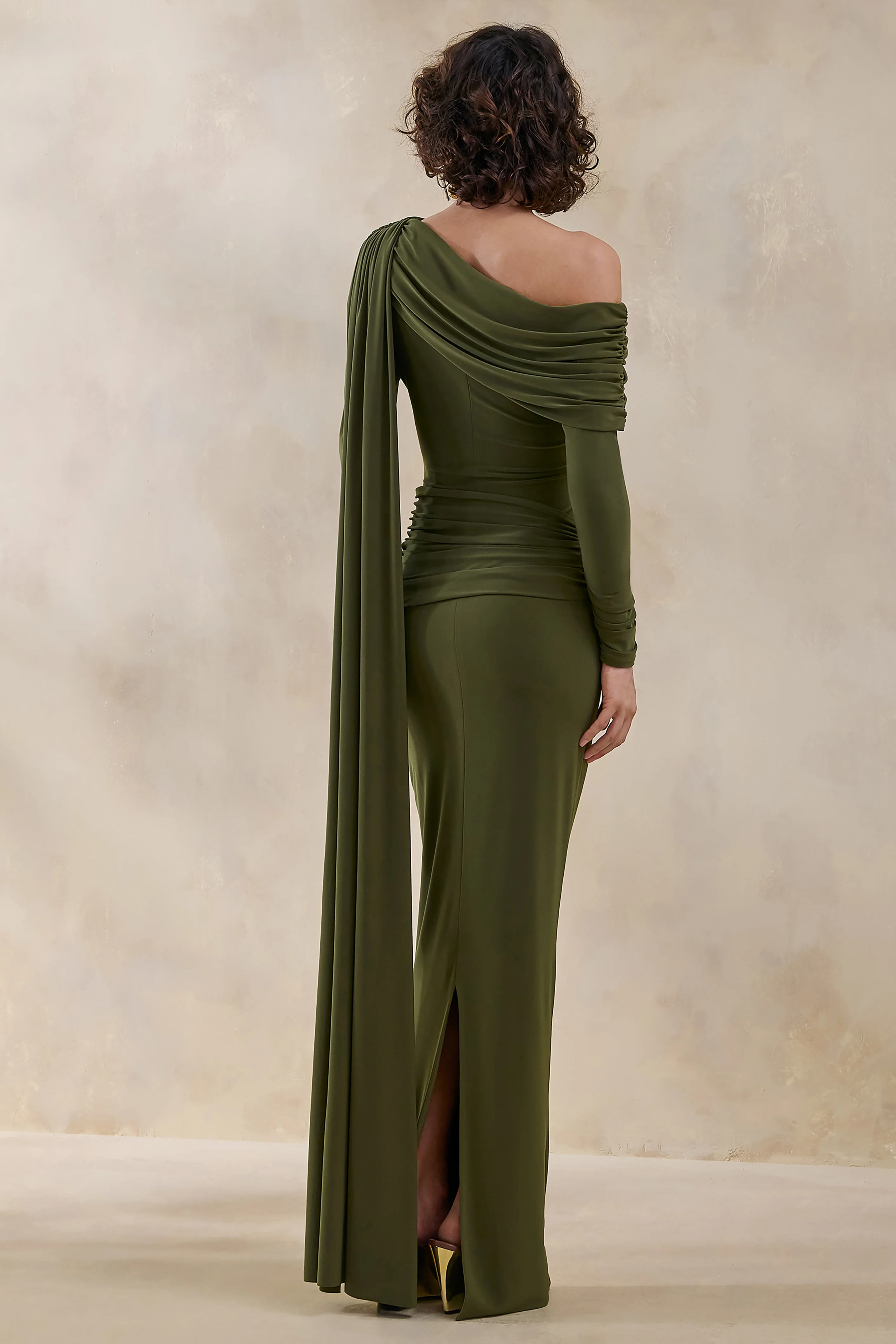 Bessy | Grünes Maxikleid mit asymmetrischem Ausschnitt, Raffungsdetails und Schärpe - Image 2