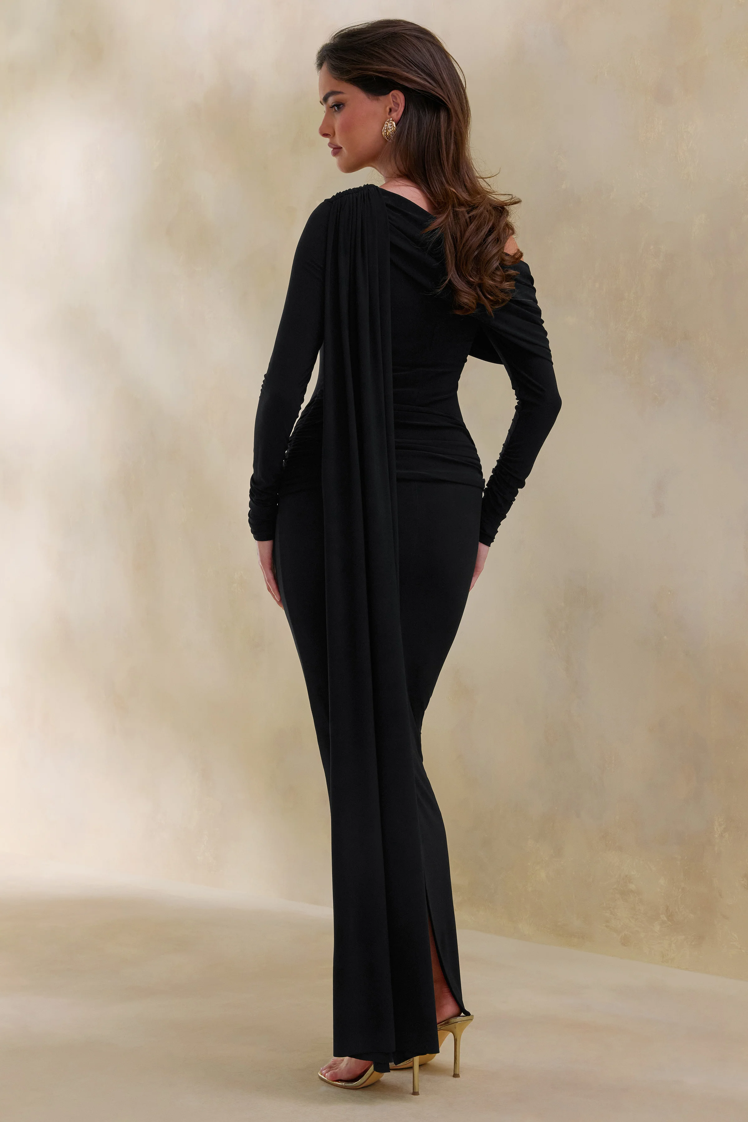 Bessy | Schwarzes Maxikleid mit asymmetrischem Ausschnitt, Raffungen und Schaldetail - Image 2