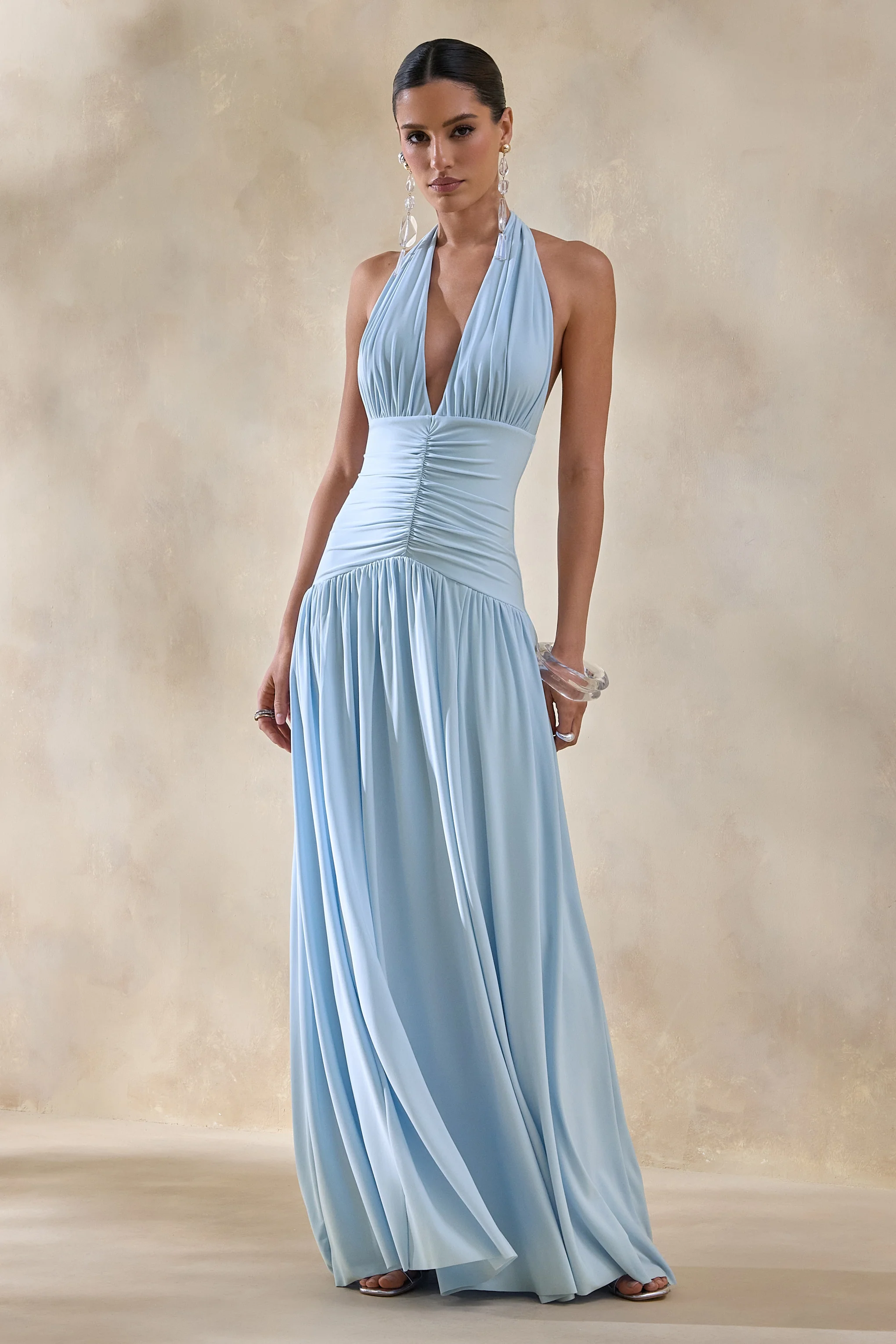 Bettina | Puderblaues Maxikleid mit tiefem Ausschnitt und Raffungen