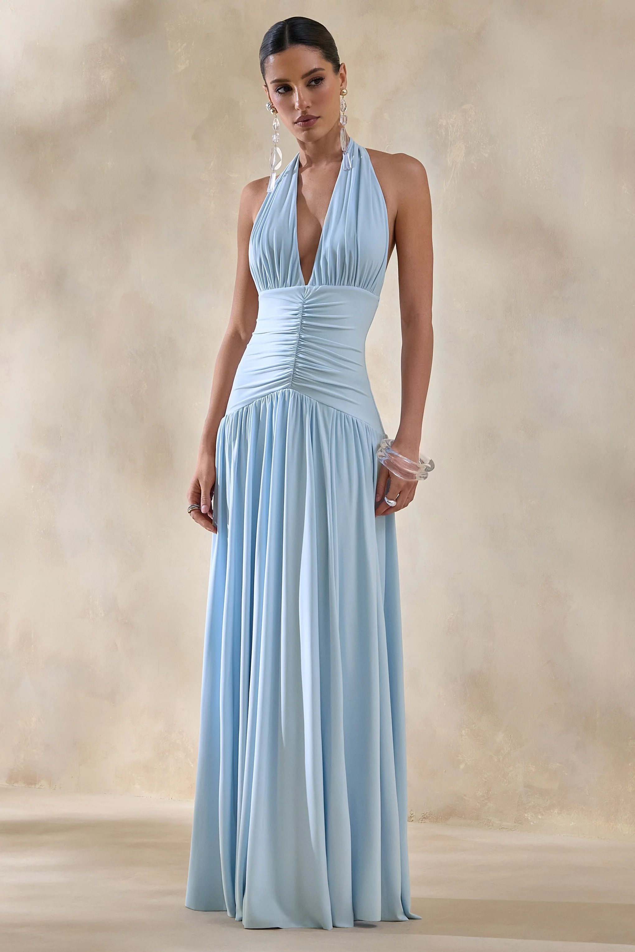 Bettina | Puderblaues Maxikleid mit tiefem Ausschnitt und Raffungen - Image 3
