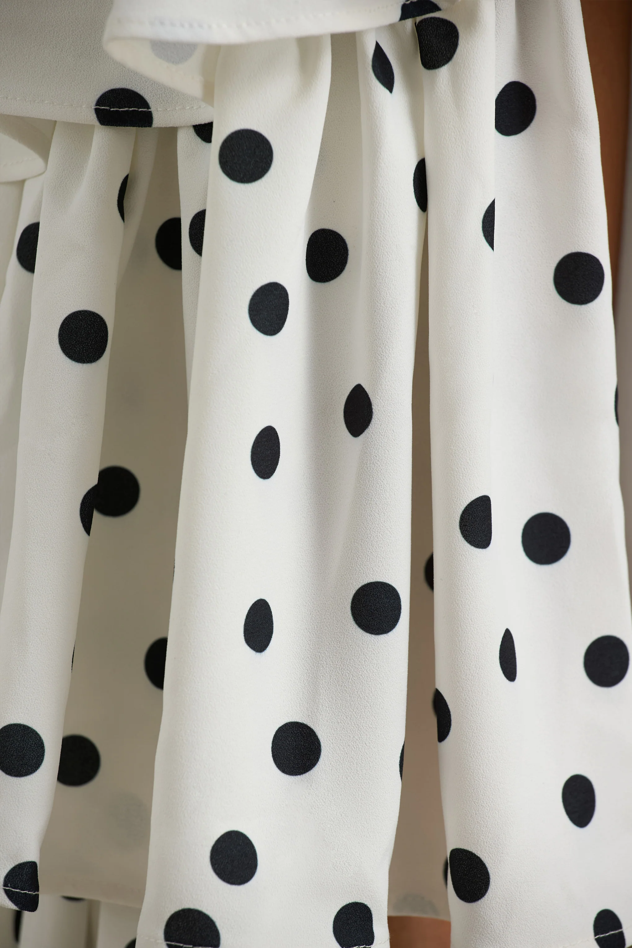 Bogota | Polka-Dot-Maxikleid mit V-Ausschnitt, Rüschendetails und Frontschlitz. - Image 7