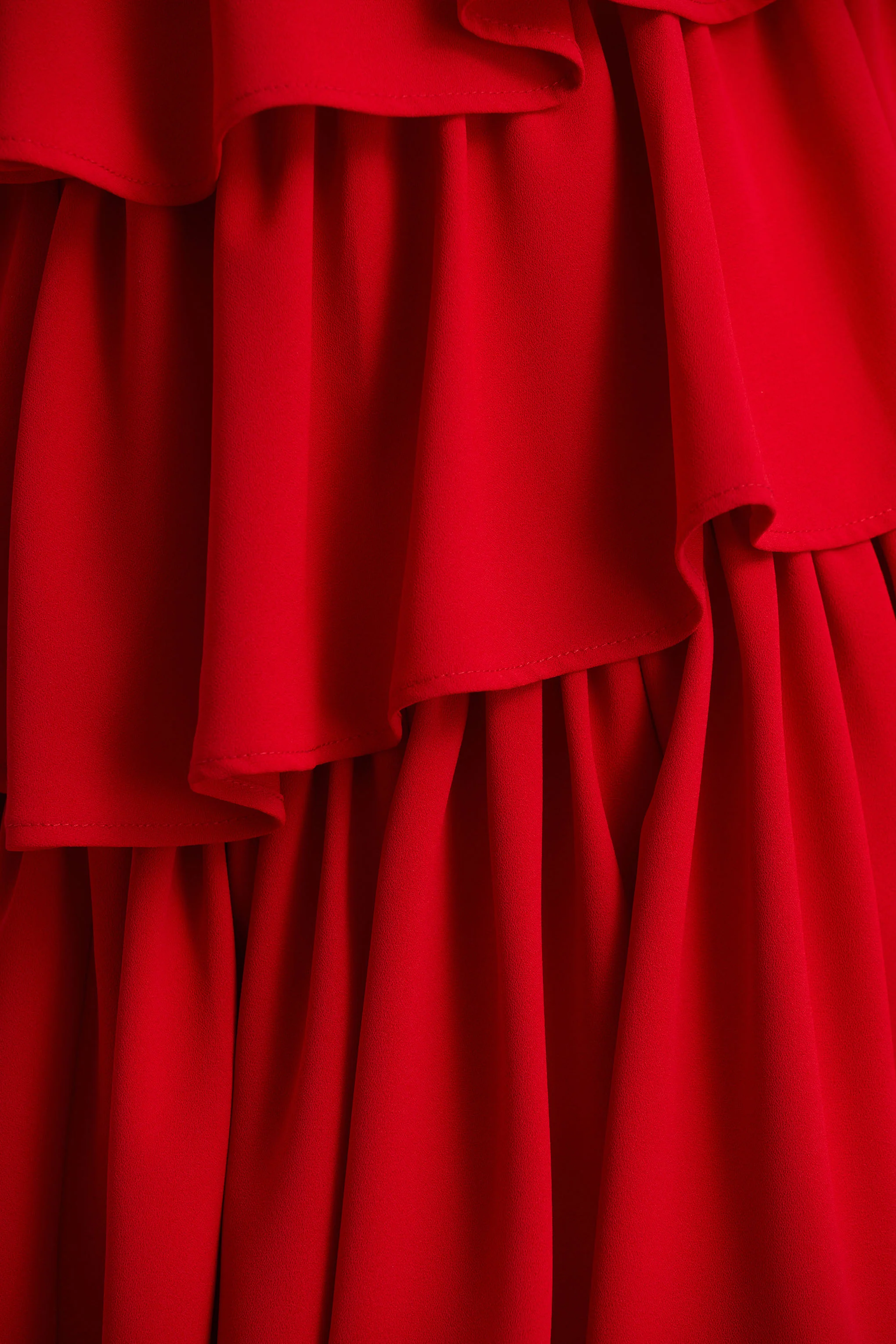 Bogota | Rotes Maxikleid mit V-Ausschnitt Rüschen-Details und hohem Frontschlitz - Image 5