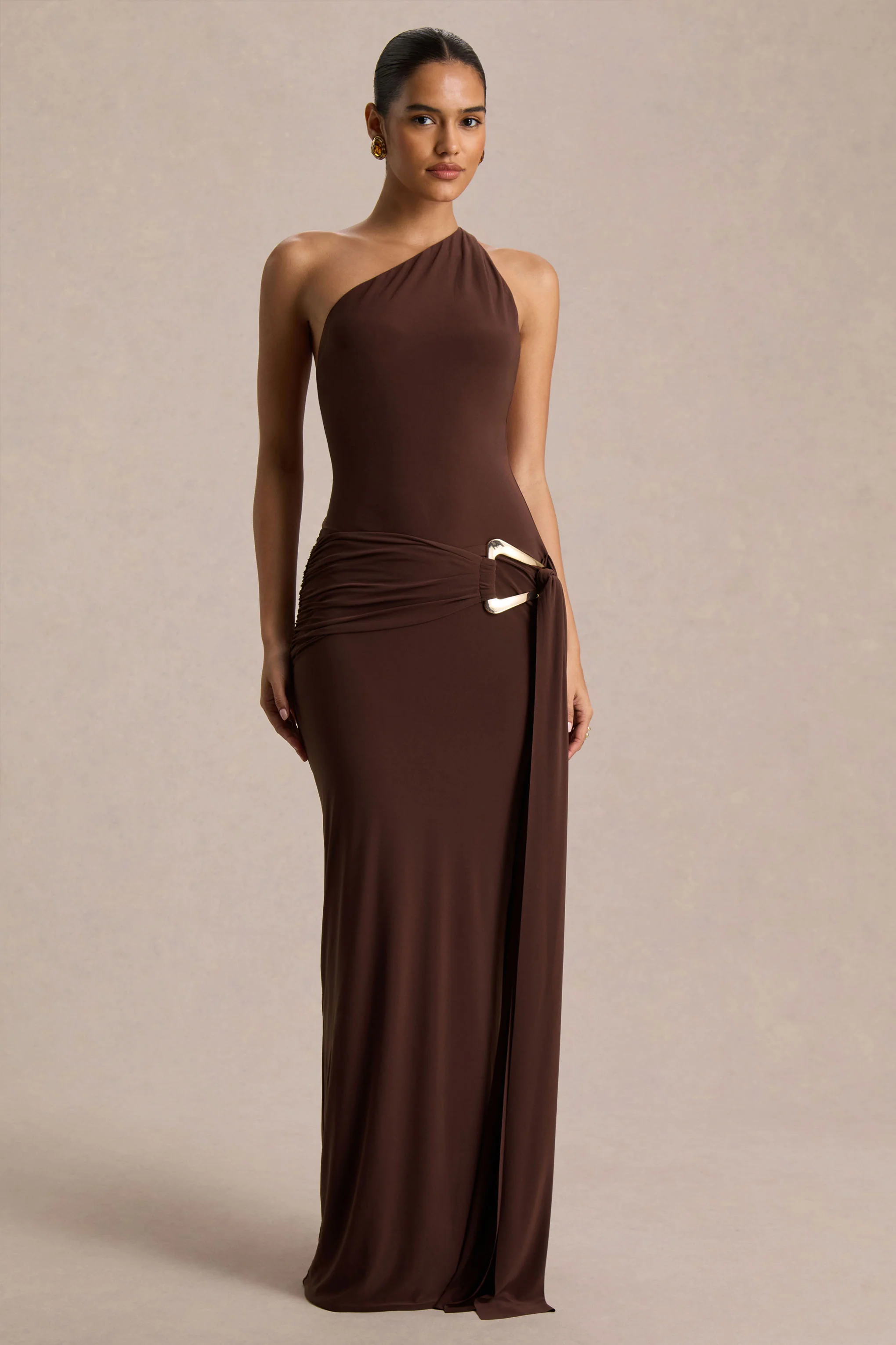Bonnie | Braunes Maxikleid mit asymmetrischem Ausschnitt und Raffung - Image 4