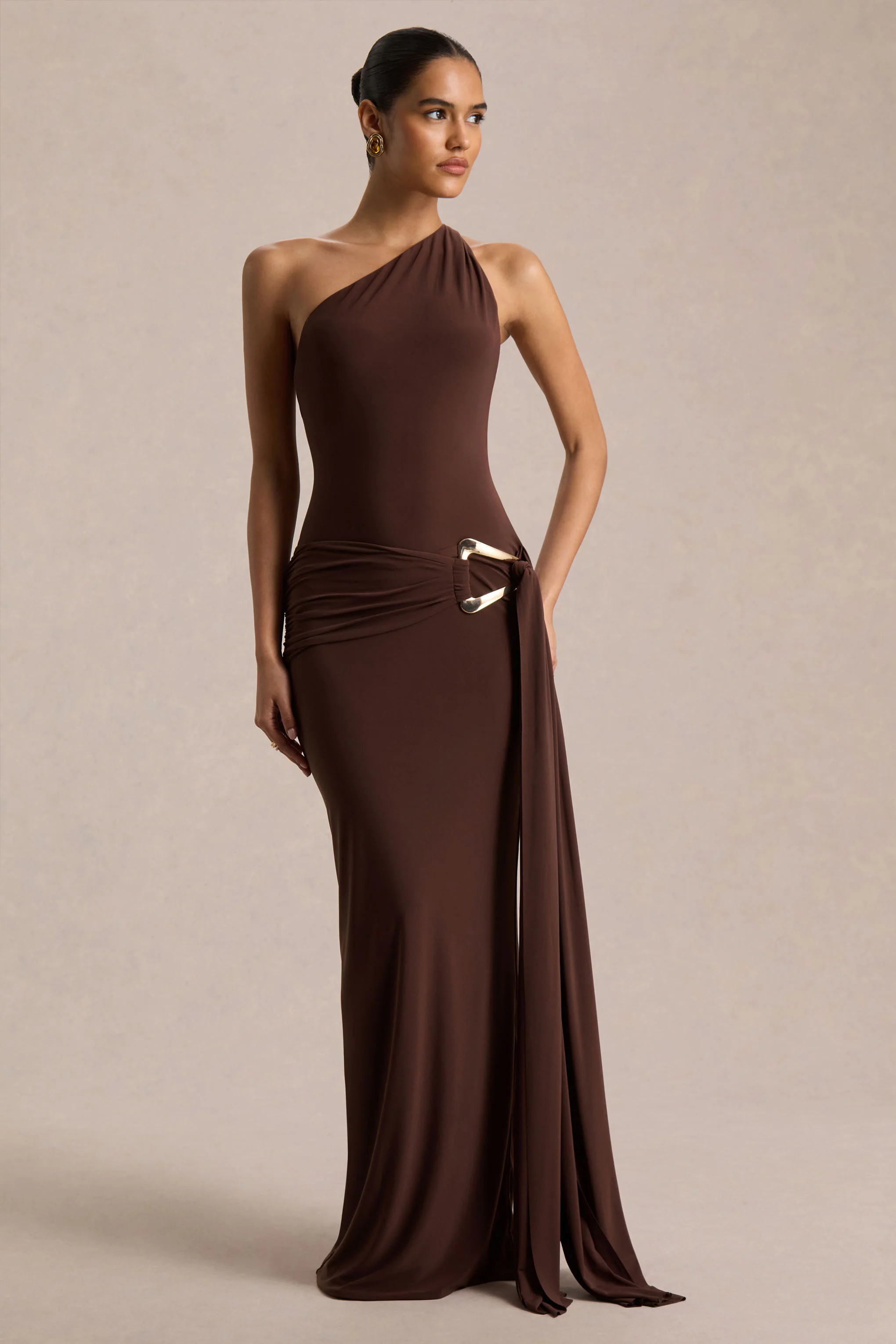 Bonnie | Braunes Maxikleid mit asymmetrischem Ausschnitt und Raffung - Image 5