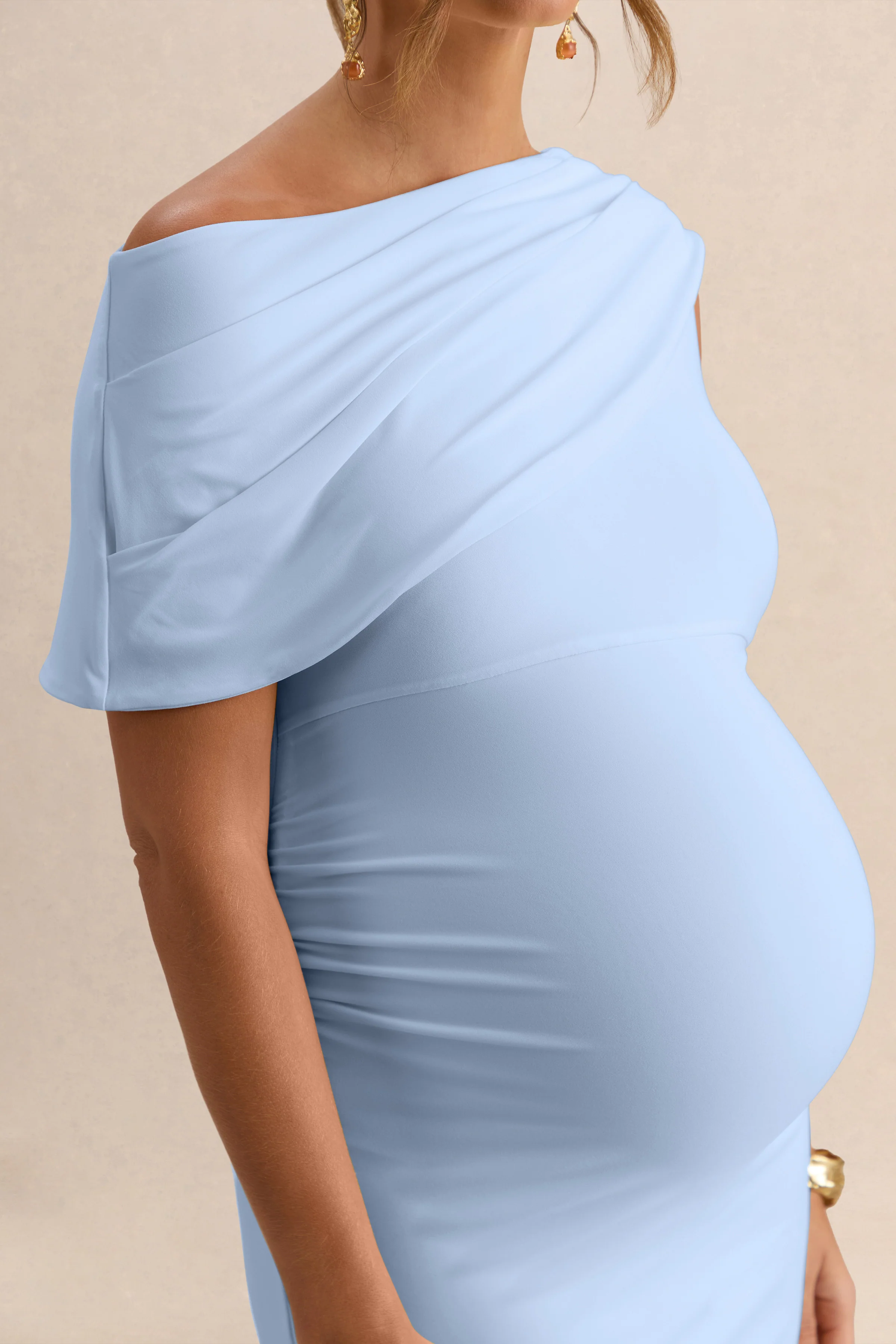 Braelyn | Puderblaues Umstands-Midikleid mit asymmetrischem Ausschnitt und Schärpe - Image 5