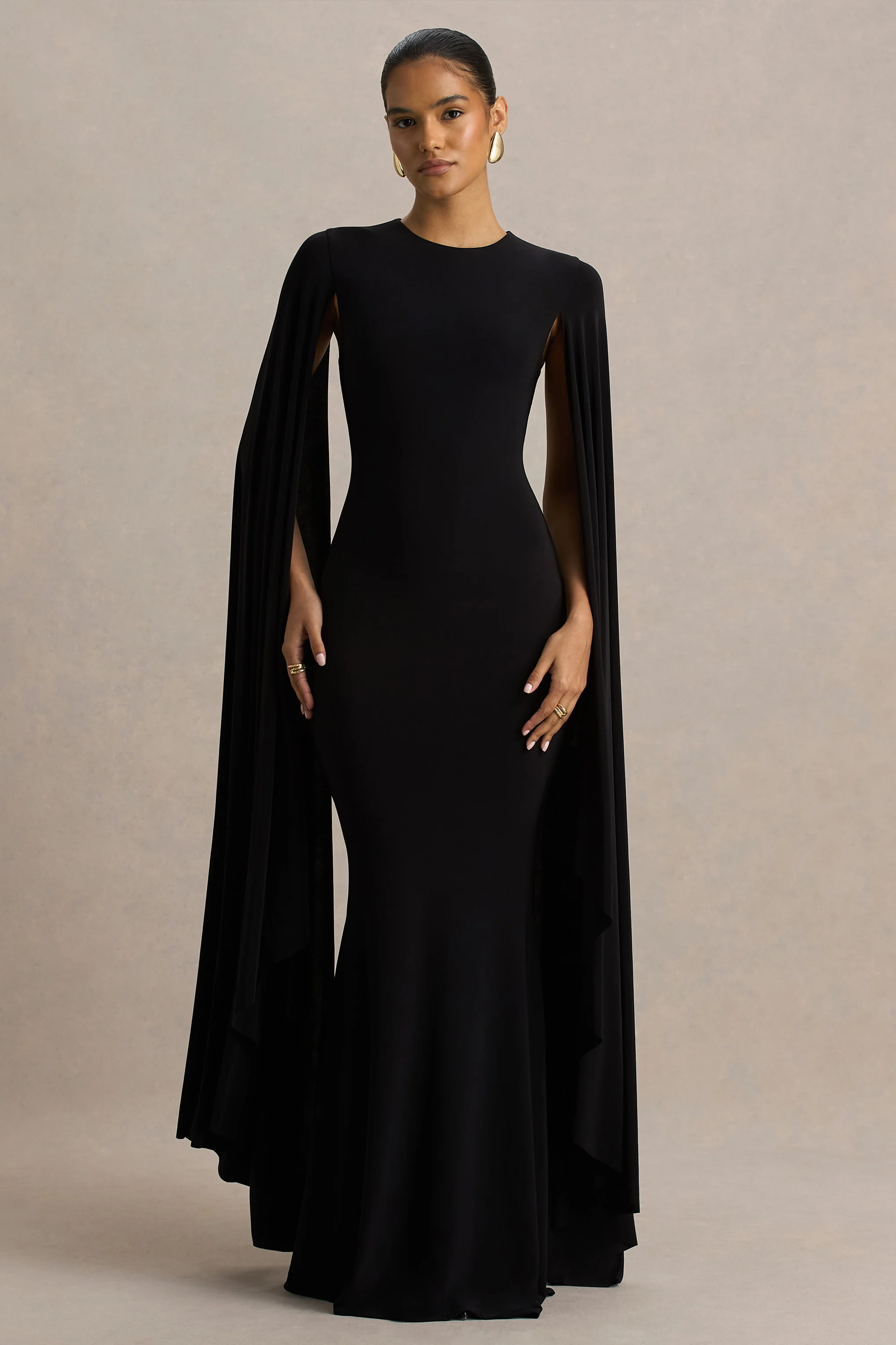 Briony | Schwarzes Maxikleid mit Rundhalsausschnitt und Cape-Ärmeln - Image 3