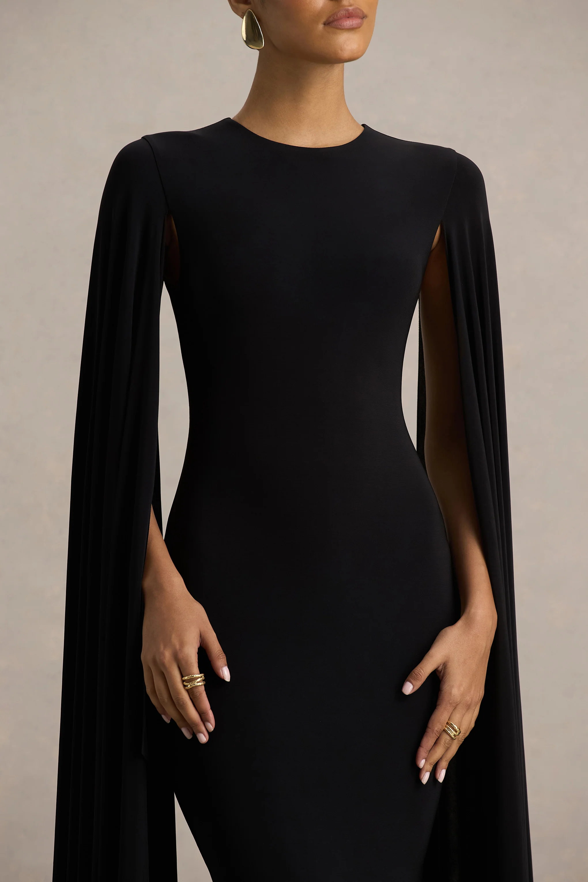 Briony | Schwarzes Maxikleid mit Rundhalsausschnitt und Cape-Ärmeln - Image 4