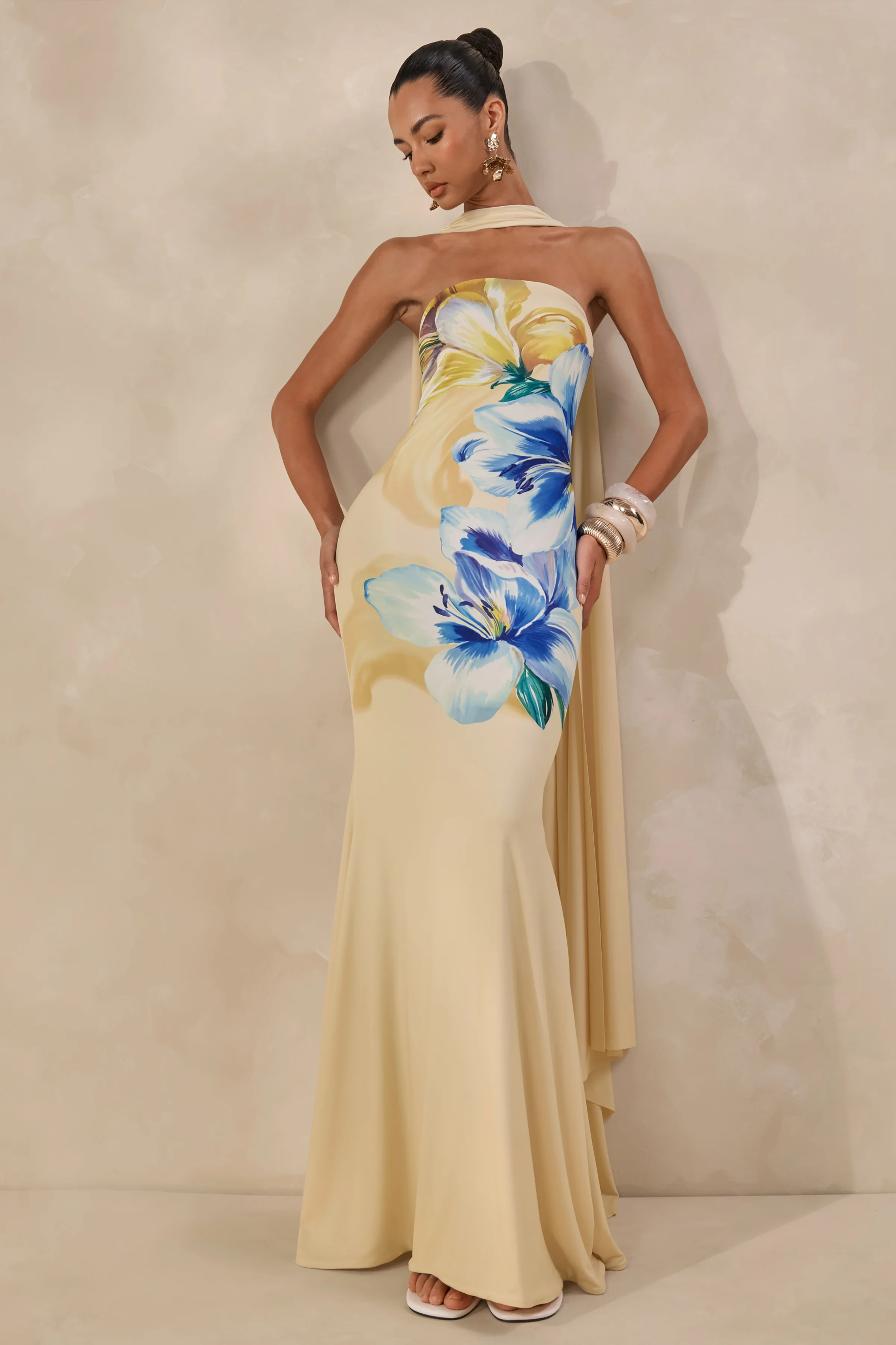 Brooke | Zitronengelbes Maxikleid mit Blumenprint, Bandeau-Ausschnitt und Schal-Detail - Image 5