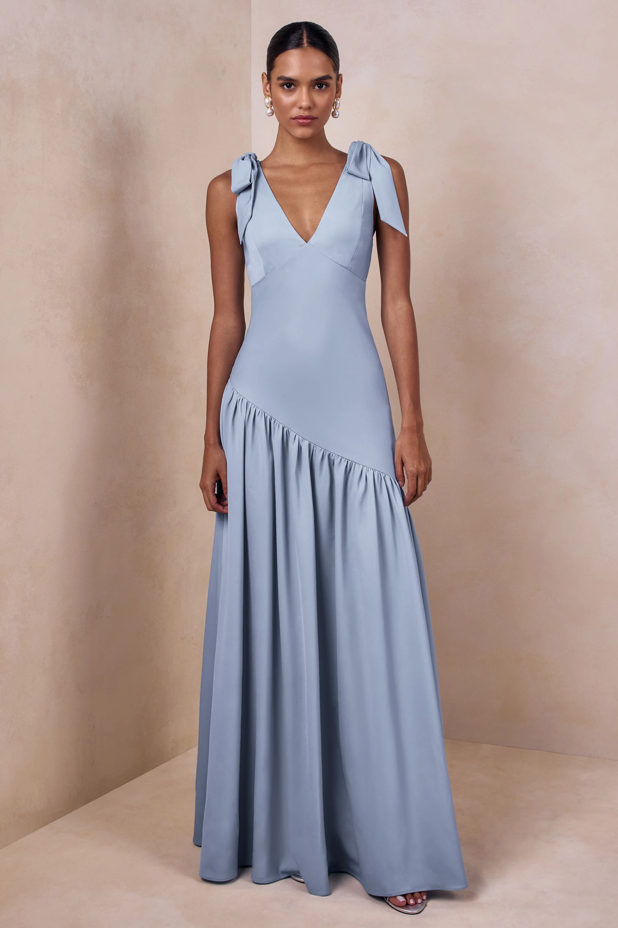 Cala | Puderblaues Maxikleid aus mattem Satin mit tiefem Ausschnitt und Schleifenärmeln