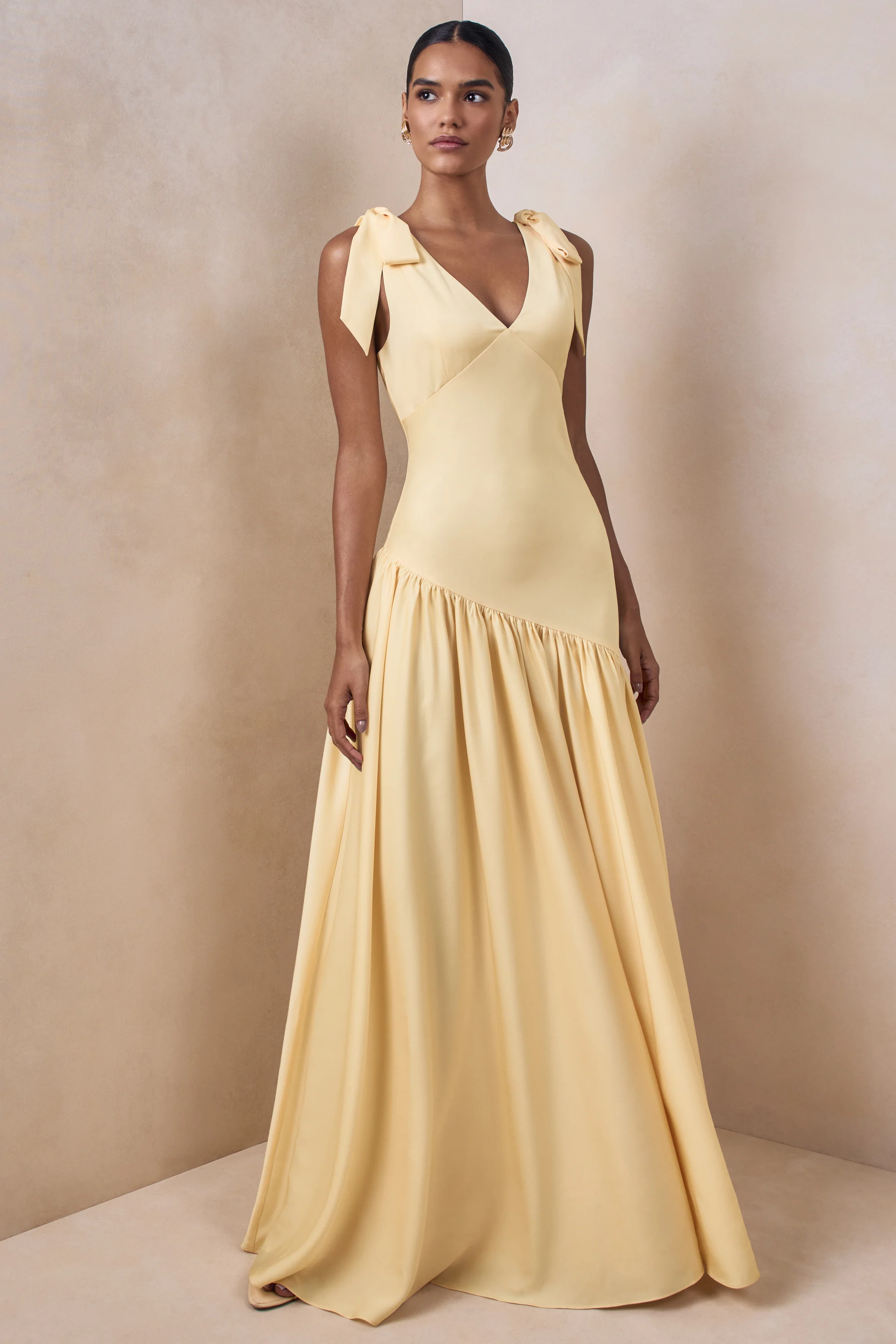 Cala | Zitronengelbes Maxikleid aus mattem Satin mit tiefem Ausschnitt und Schleifenärmeln - Image 5