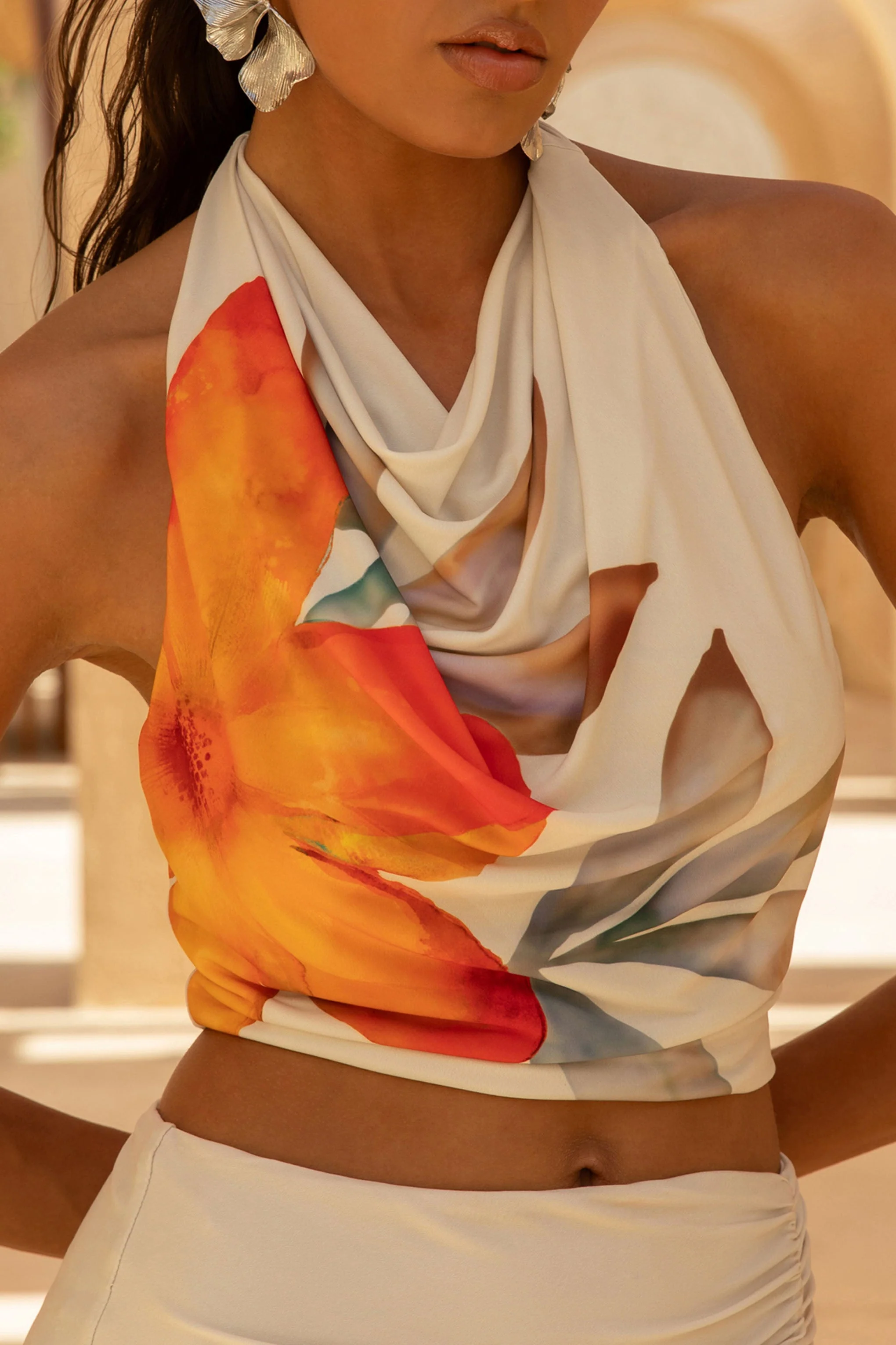 Calla | Orangefarbener Crop-Top mit Blumenmuster und hohem Kragen - Image 6