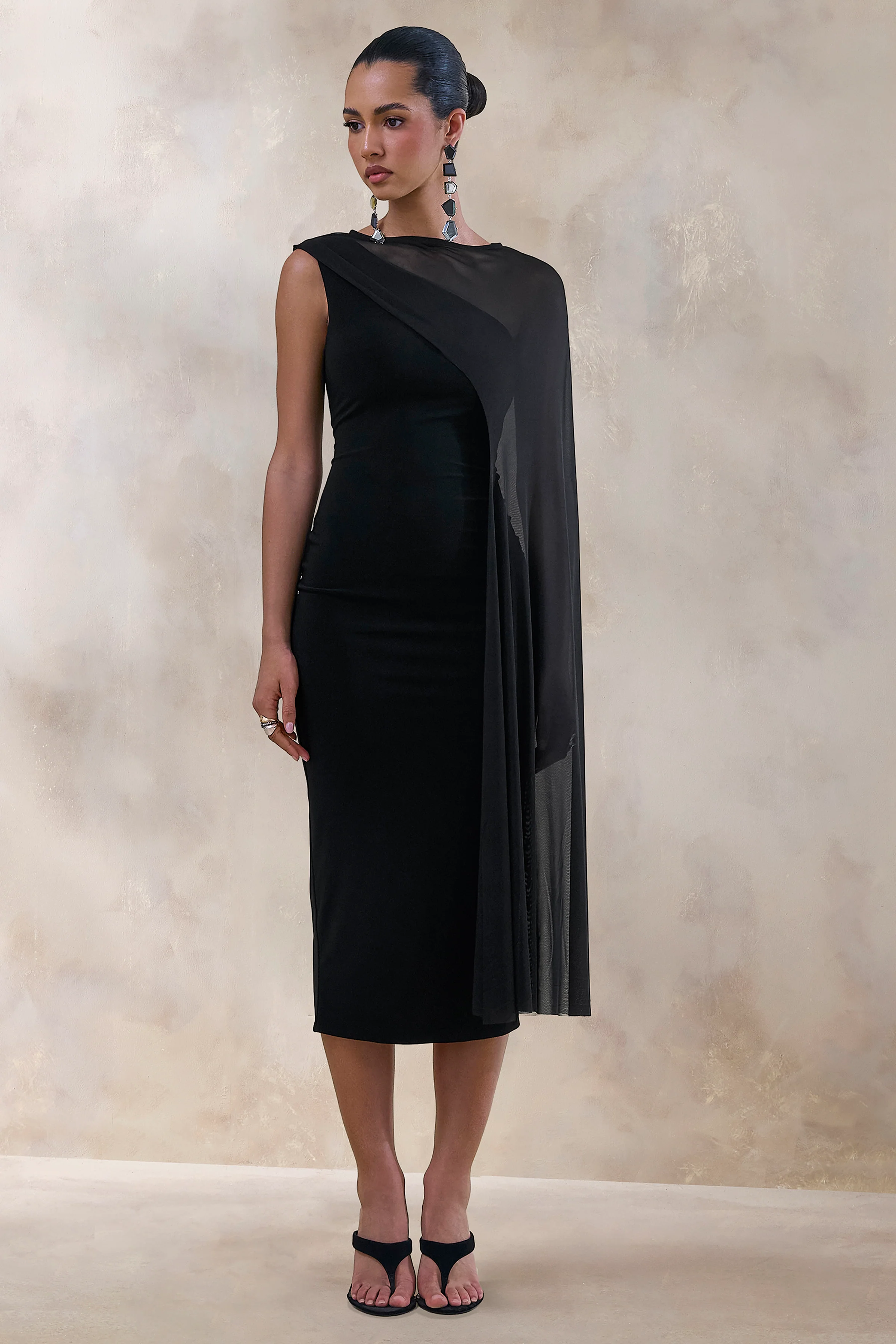 Caloria | Schwarzes Midikleid mit asymmetrischem Ausschnitt und Mesh Cape