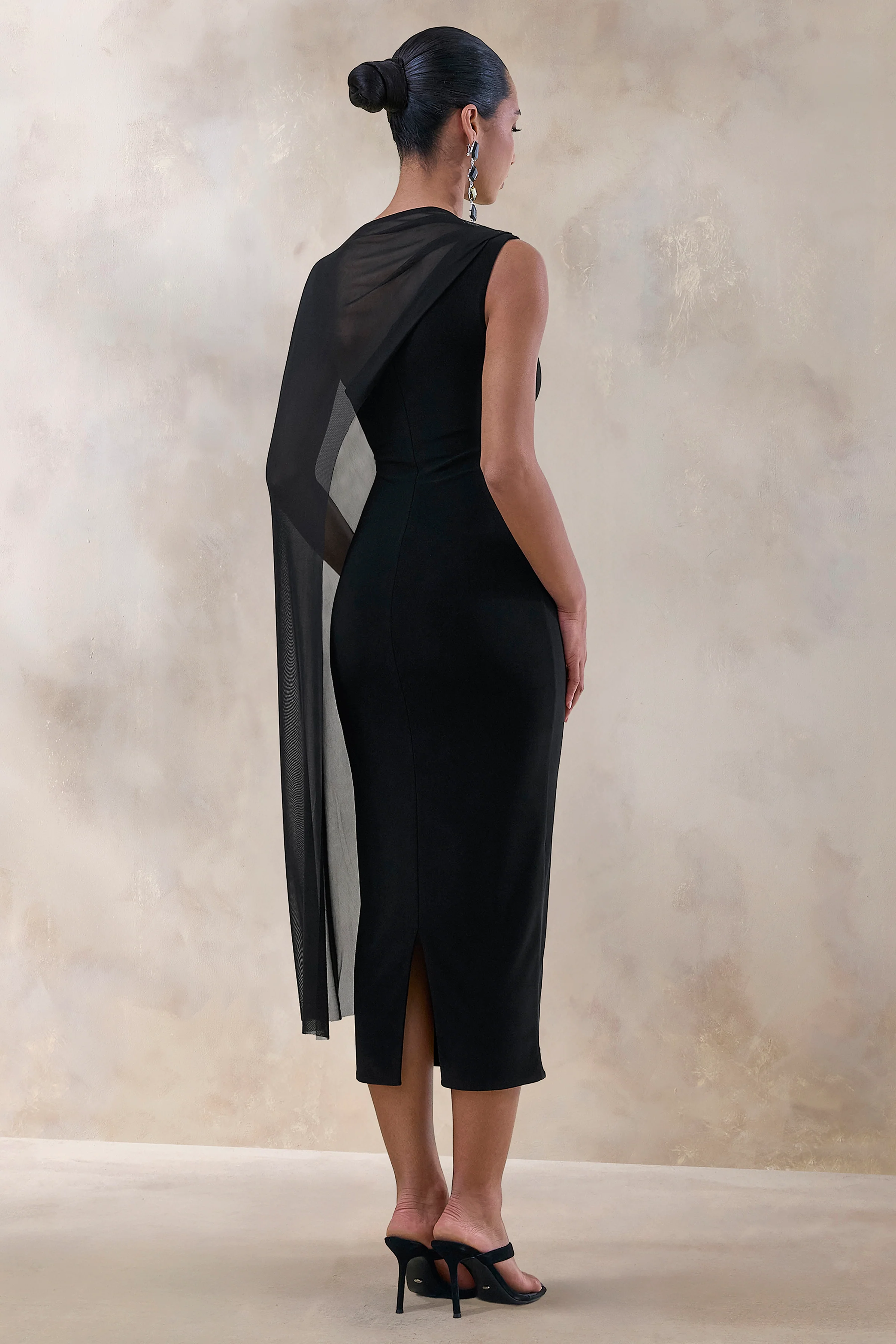 Caloria | Schwarzes Midikleid mit asymmetrischem Ausschnitt und Mesh Cape - Image 2