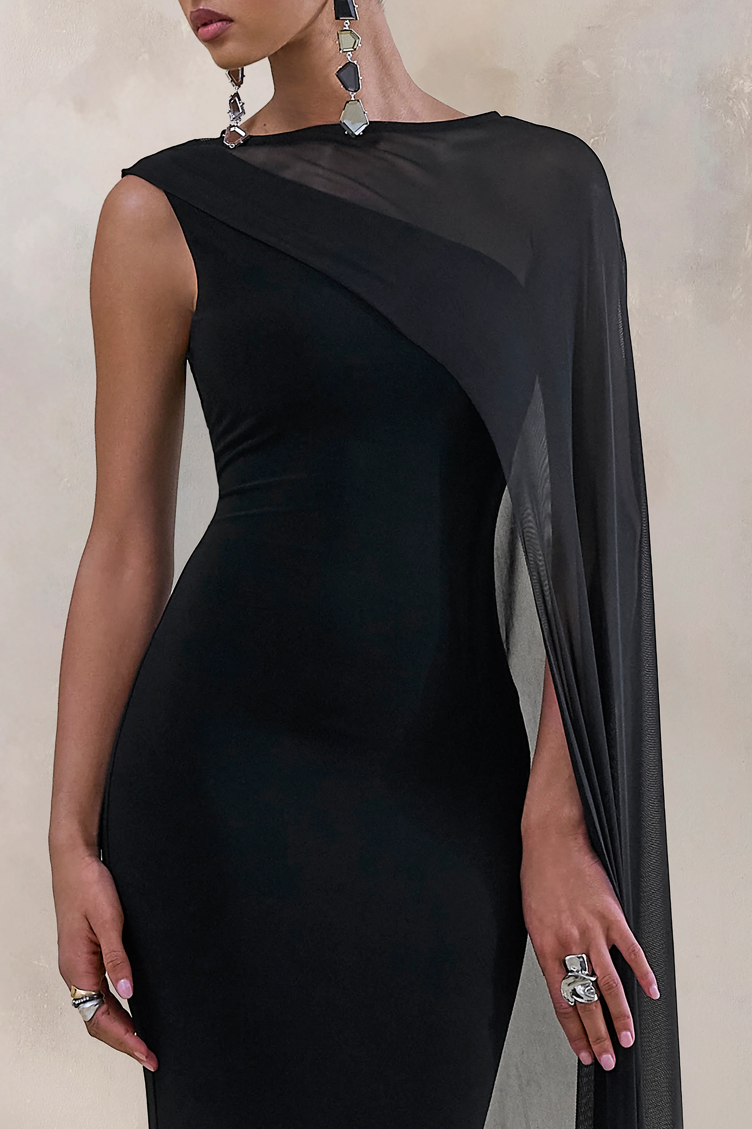 Caloria | Schwarzes Midikleid mit asymmetrischem Ausschnitt und Mesh Cape - Image 3