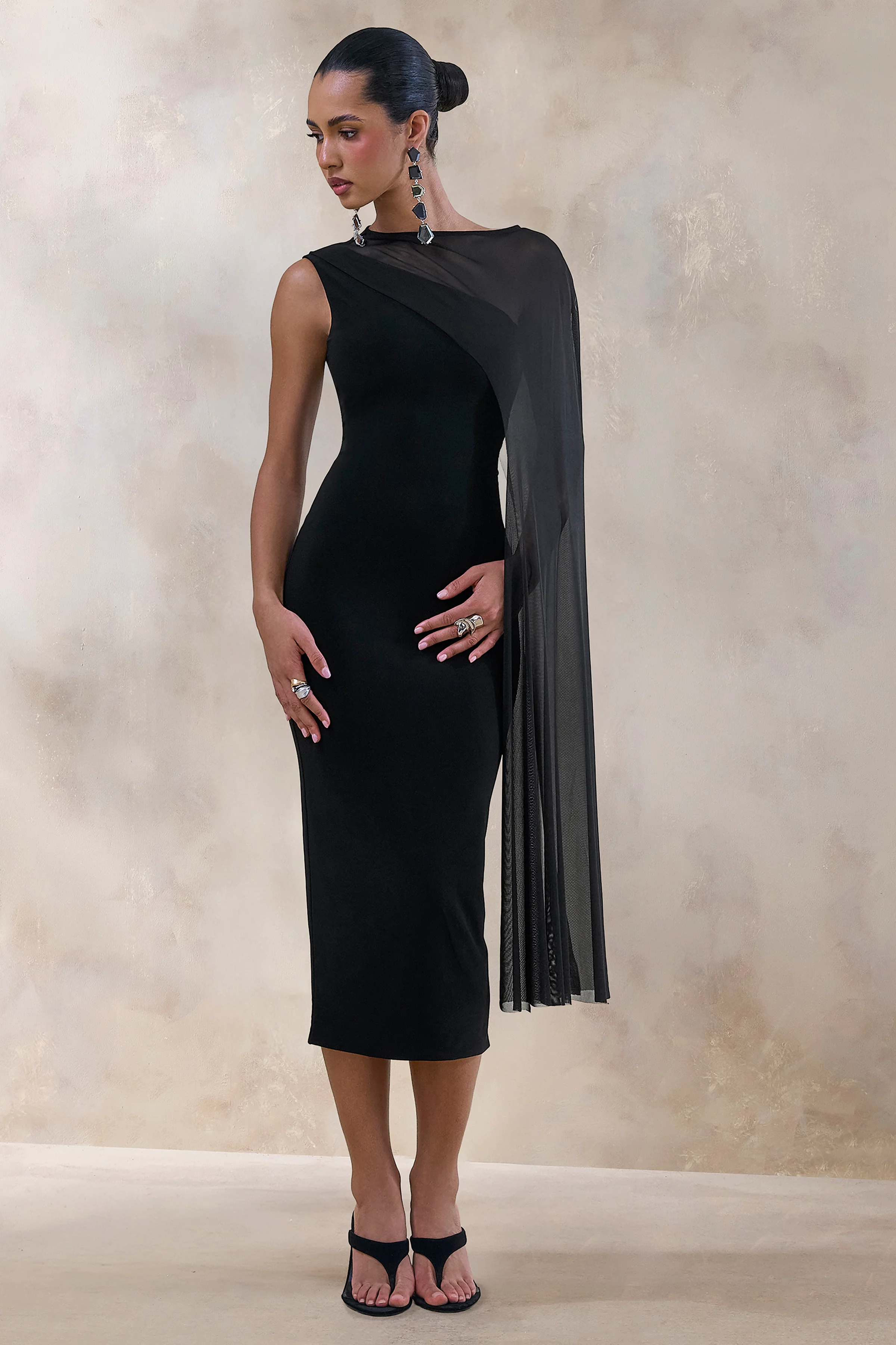 Caloria | Schwarzes Midikleid mit asymmetrischem Ausschnitt und Mesh Cape - Image 5